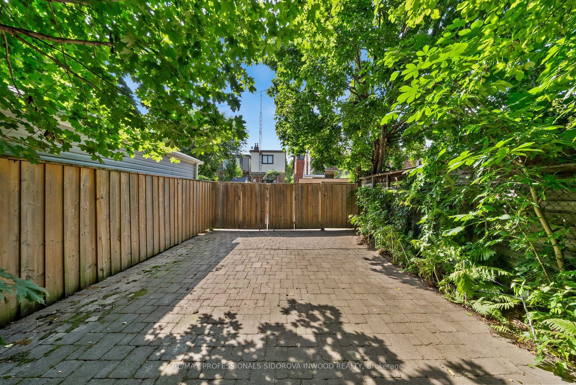44 Golden Avenue photo 36