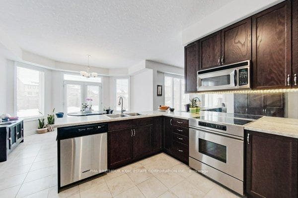 35 Lockerbie Crescent photo 7