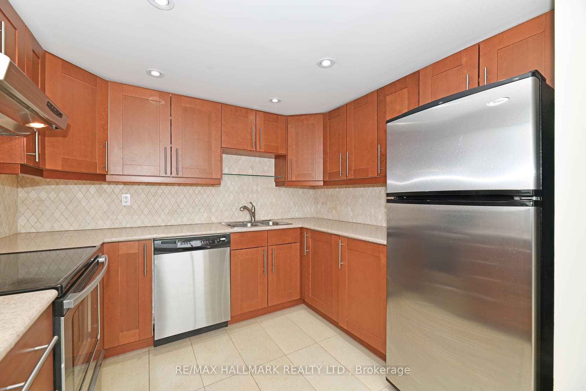 Large Eat-In Kitchen