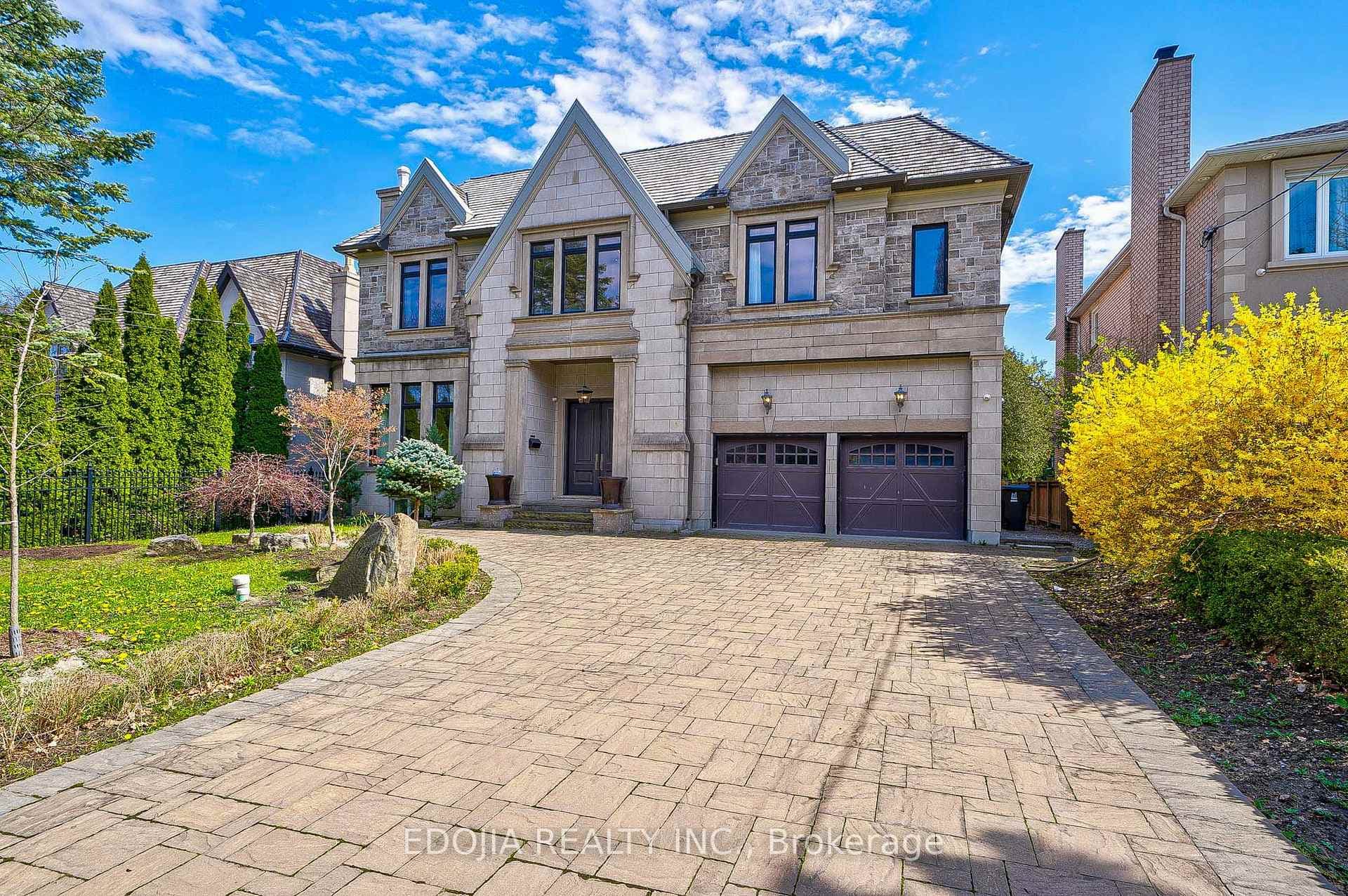 141 Highland Crescent photo 1