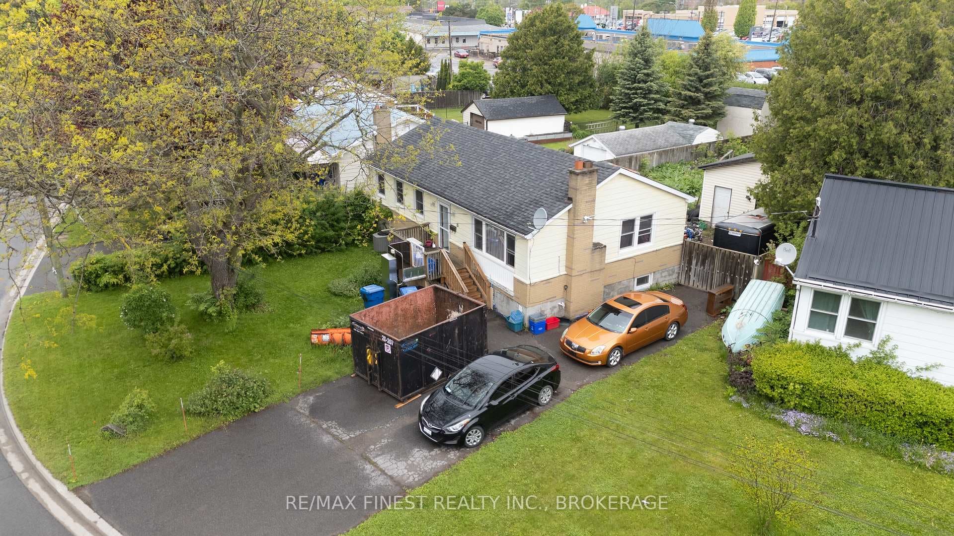 15 Howard Crescent photo 3