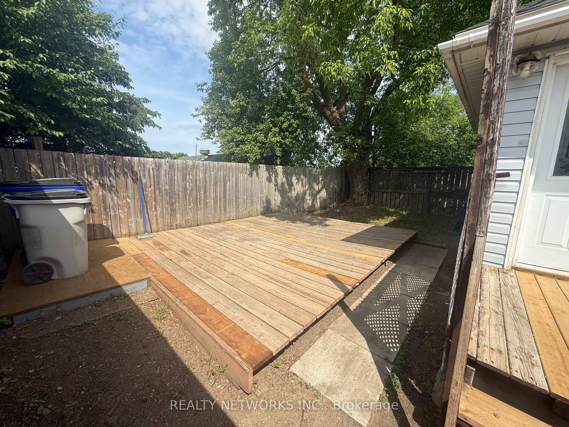 75 Maple Street photo 3