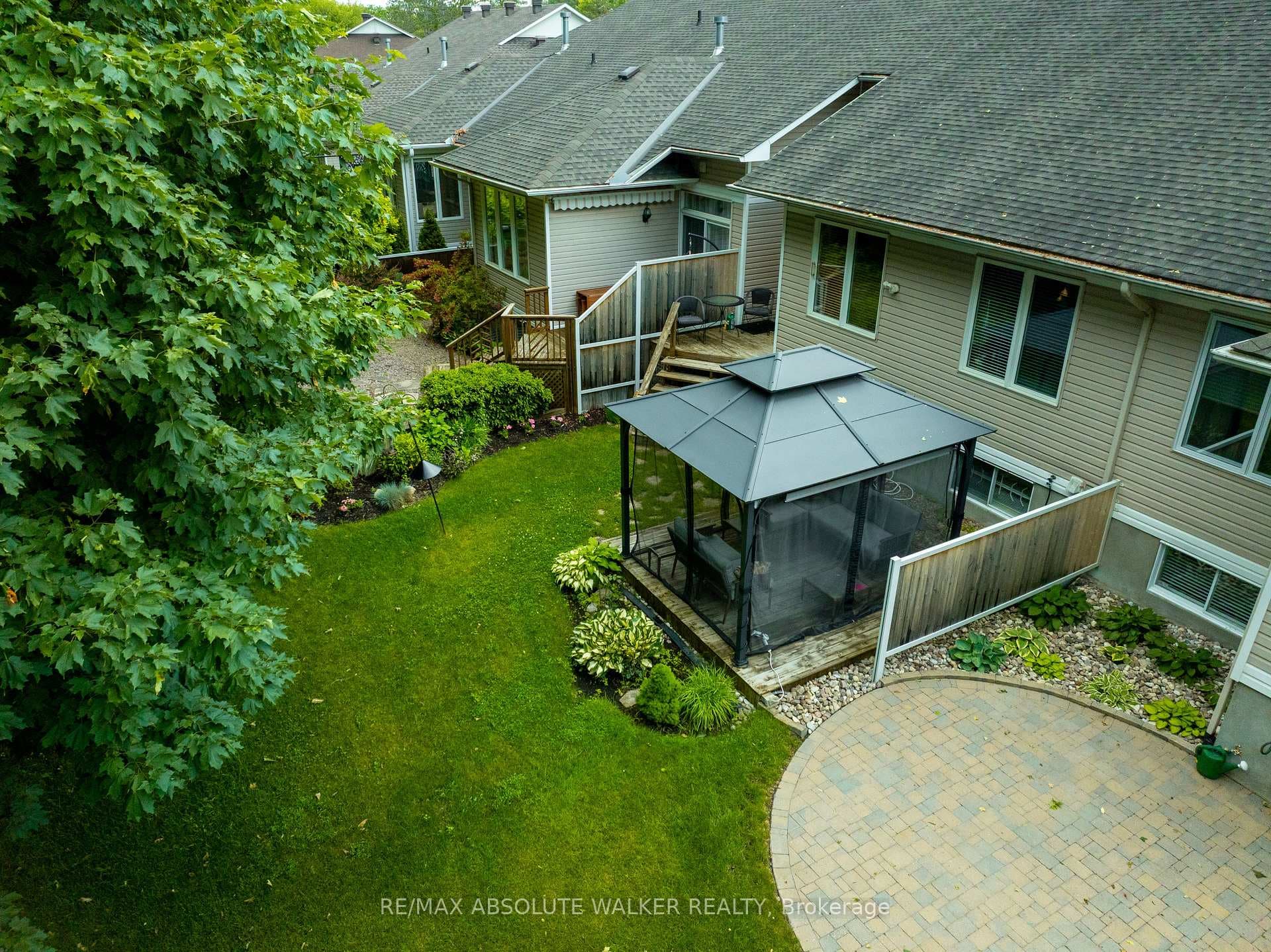 1547 Henri Lauzon Street photo 41
