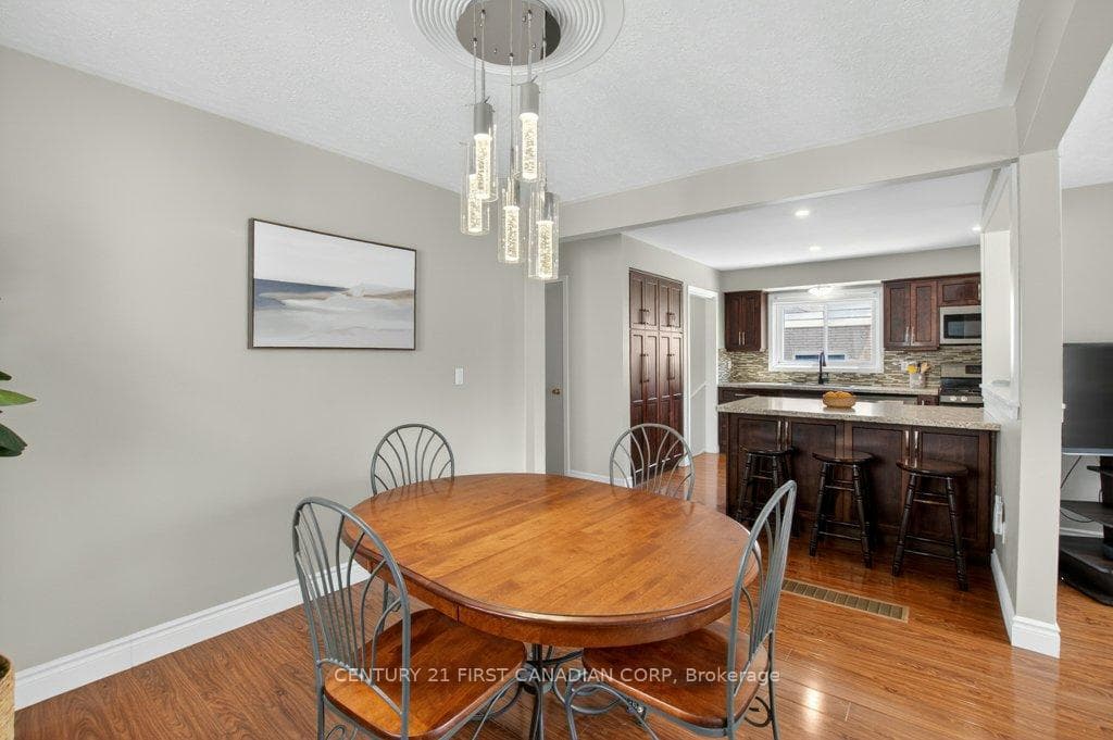 108 Lawrence Avenue photo 16