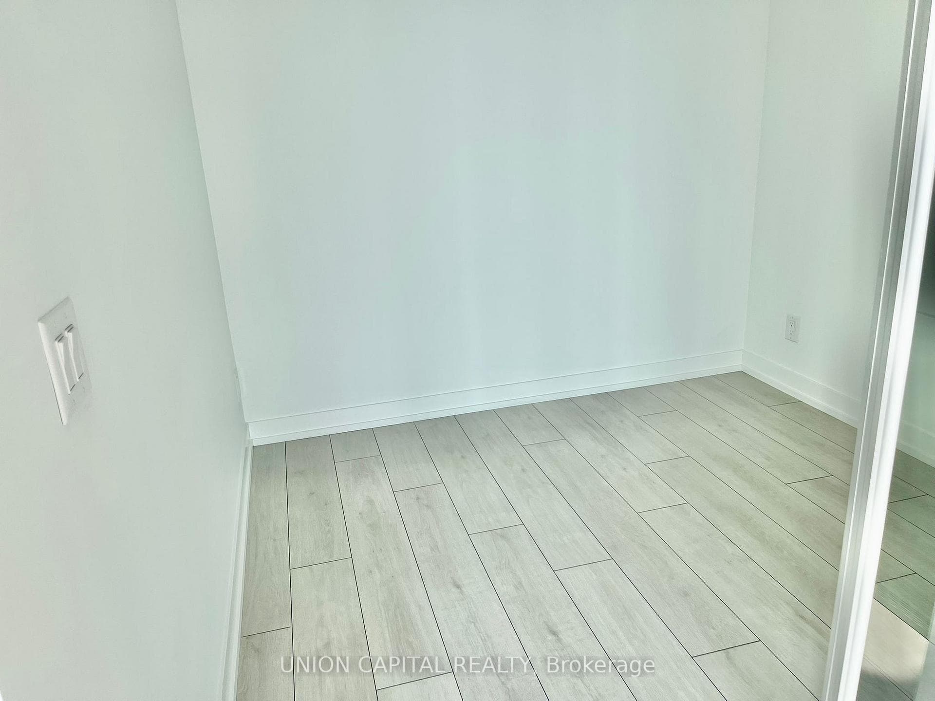 270 Dufferin Street Unit 906 photo 13