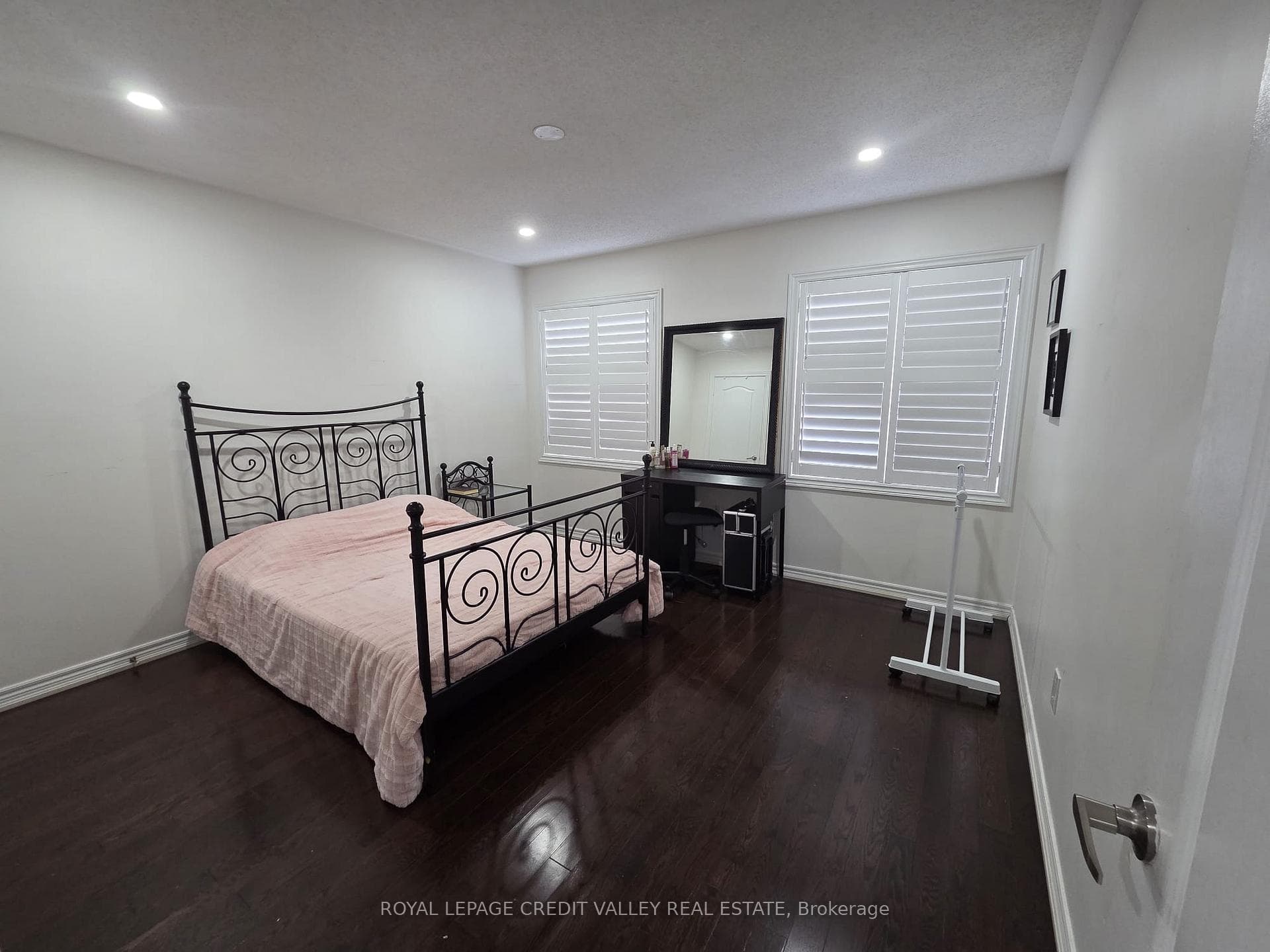242 Jarrett Xing (UPPER) Court photo 32