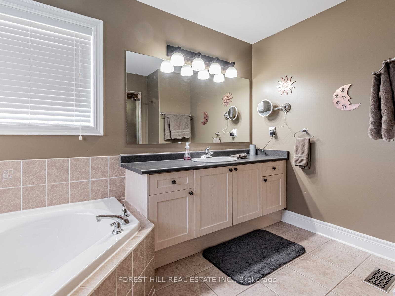 33 CONNAUGHT Lane photo 18