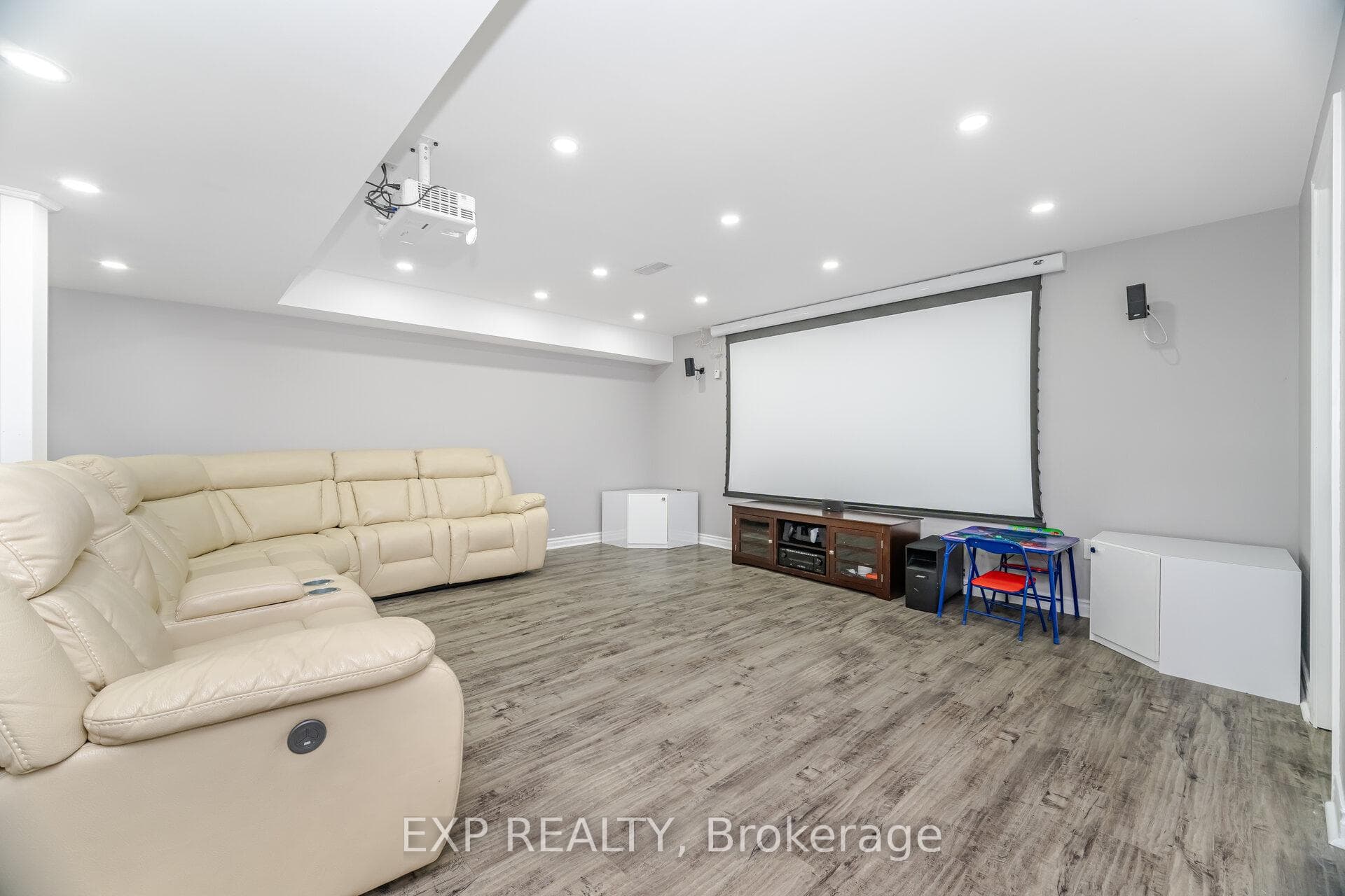 573 Langholm Street photo 40