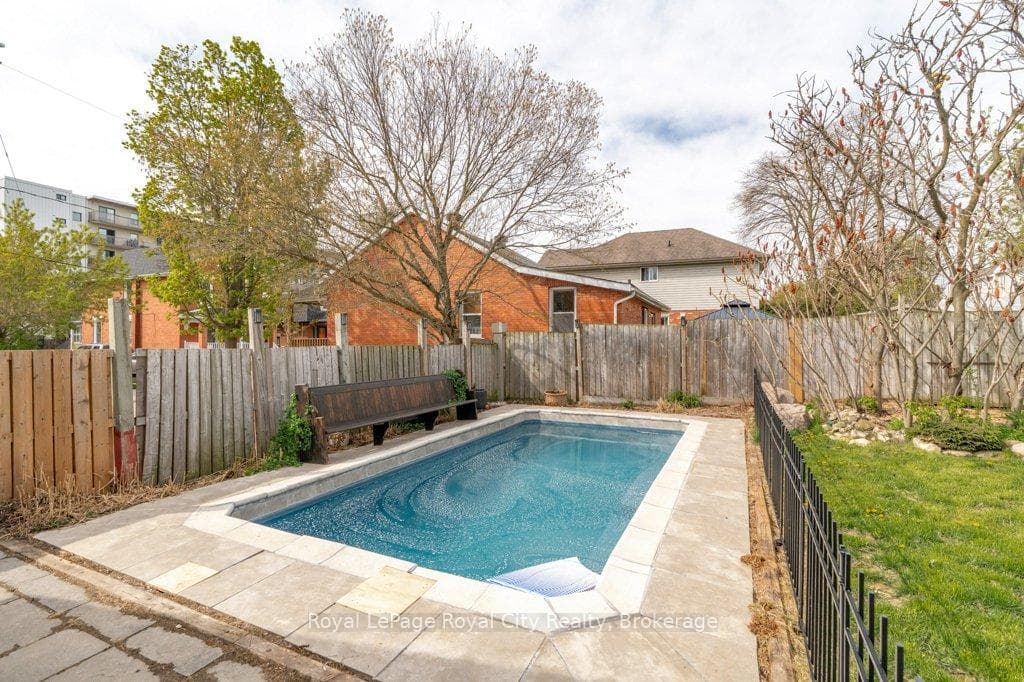 554 Woolwich Street photo 36