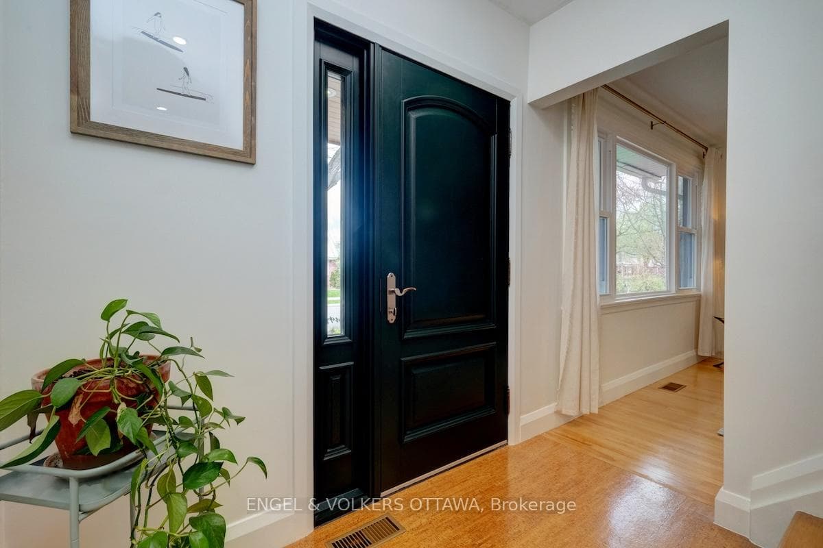 1812 Saunderson Drive photo 4