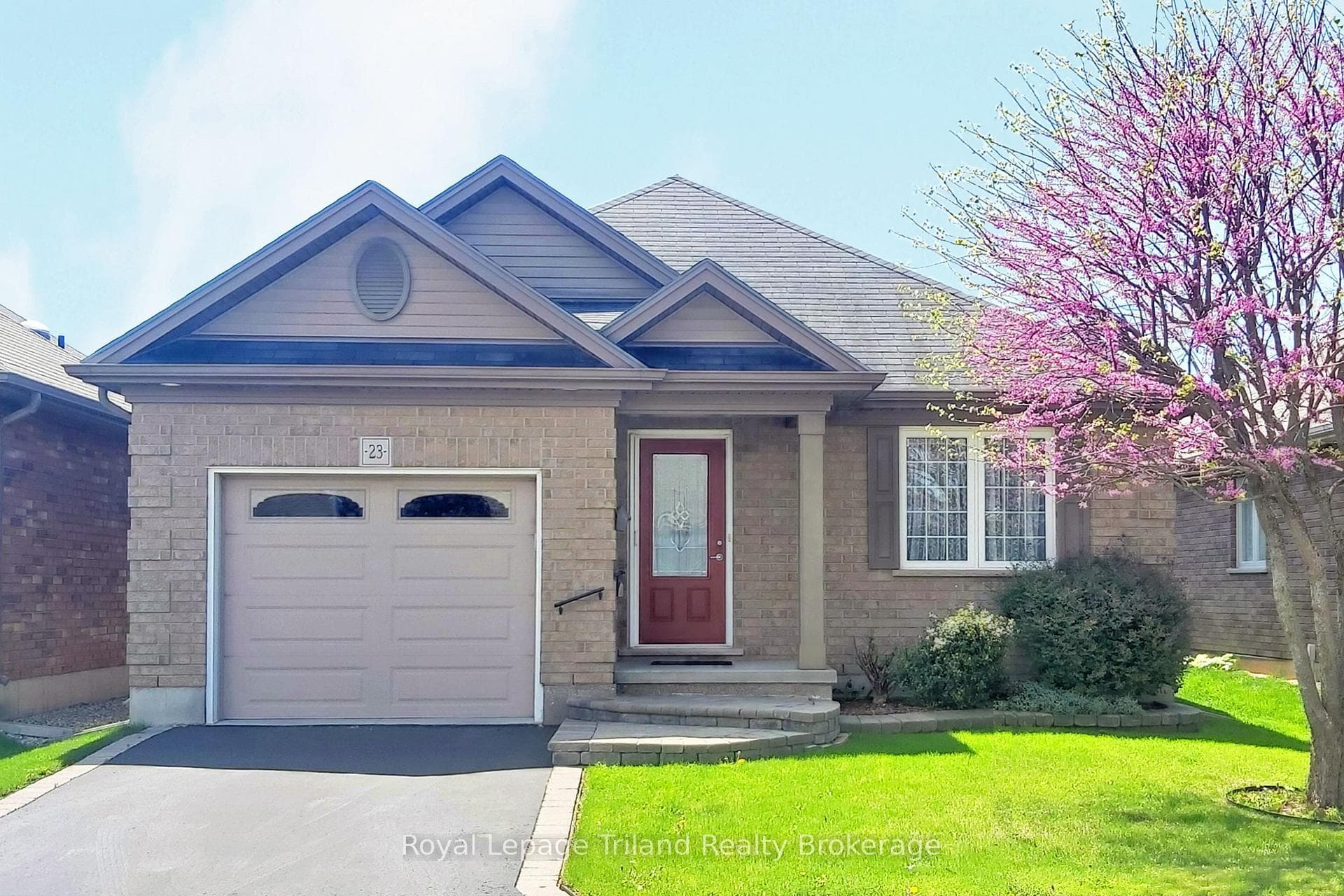 23 Hogarth Drive photo 1