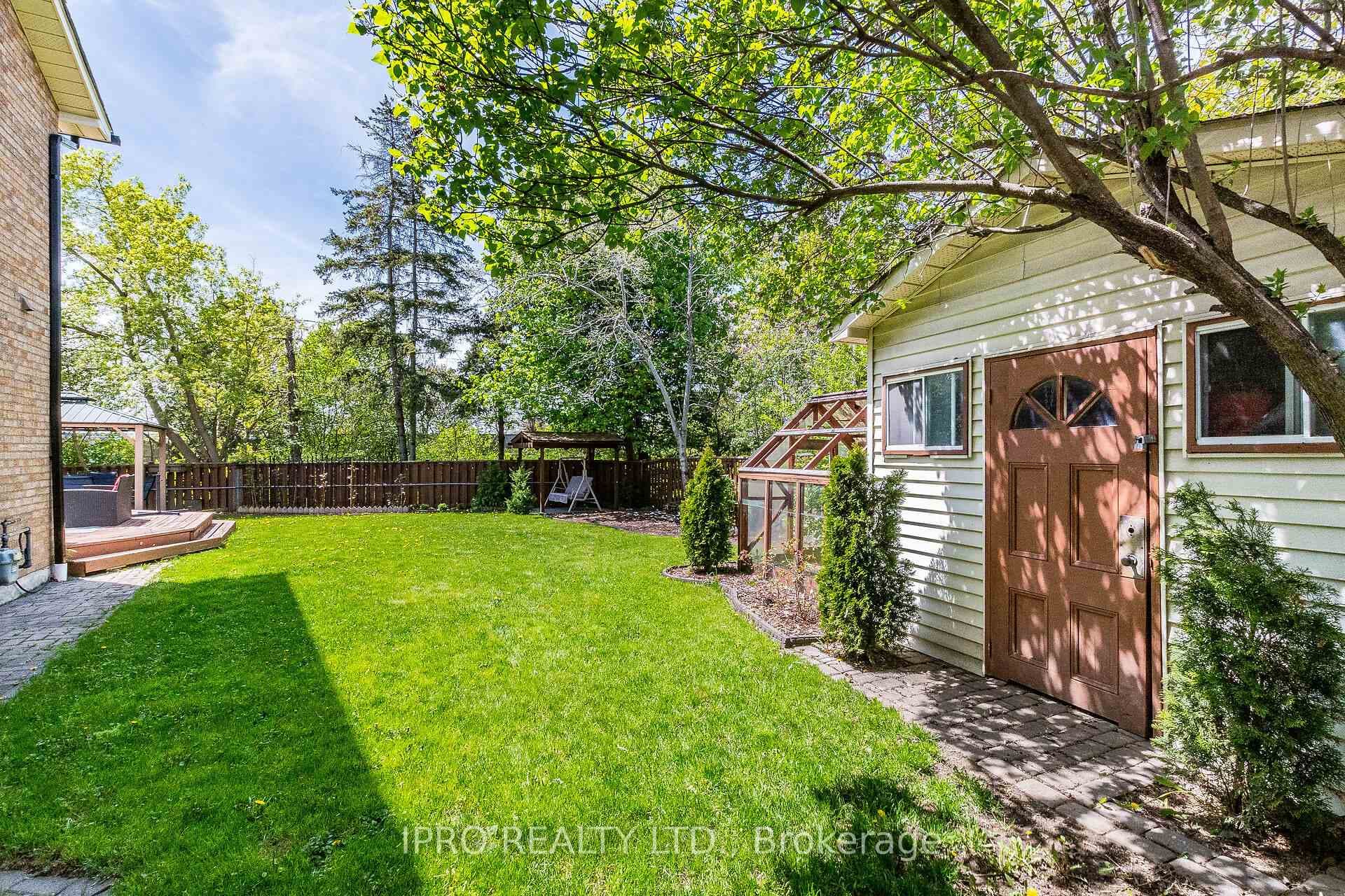 74 Dumfries Avenue photo 14