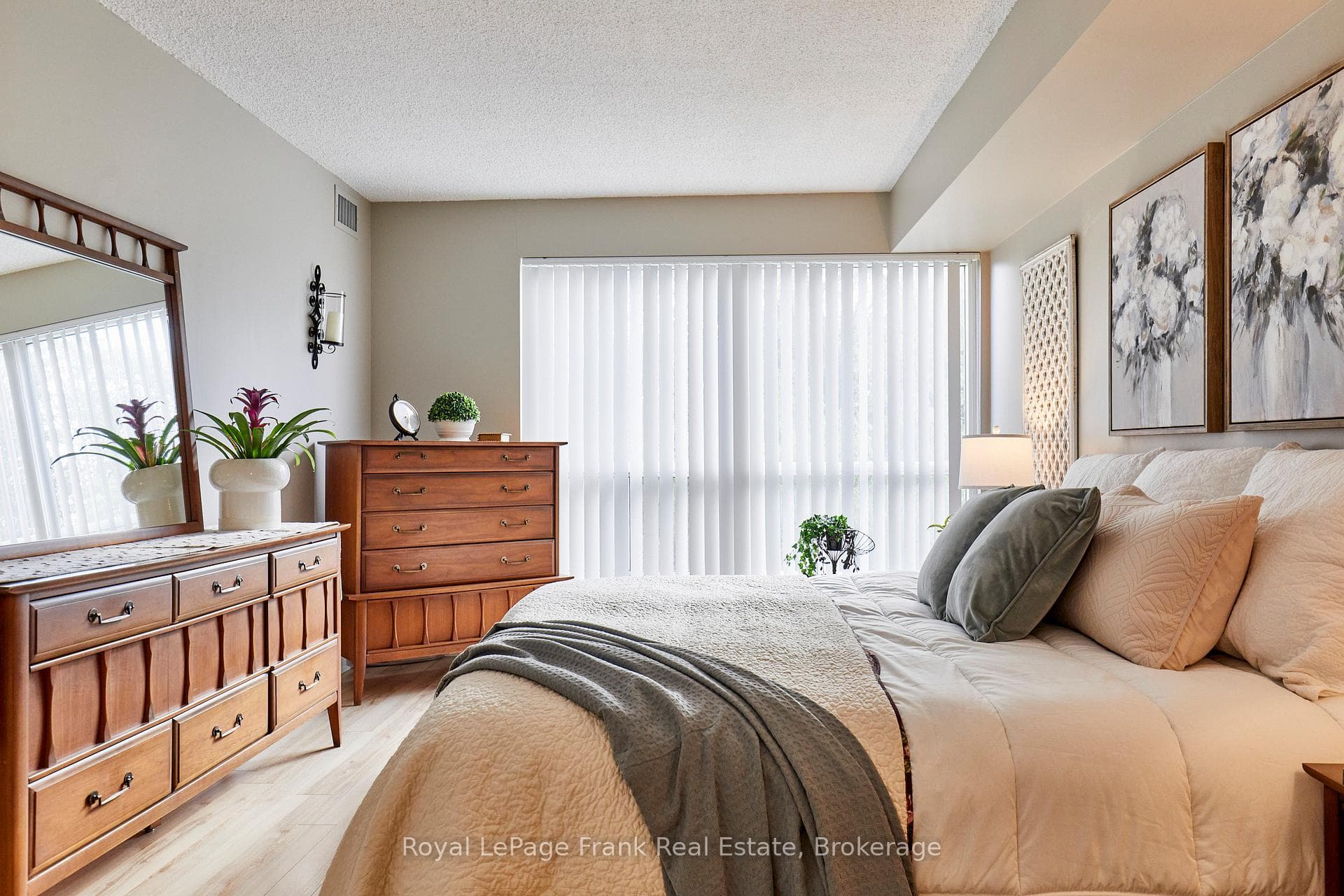 712 Rossland Road Unit 307 photo 18