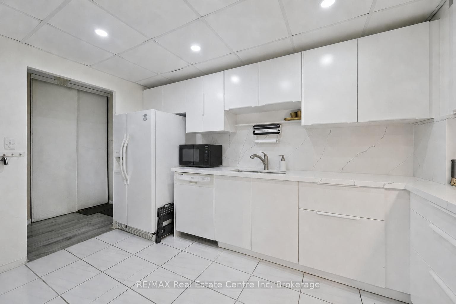 155 HILLCREST Avenue Unit 302 photo 5