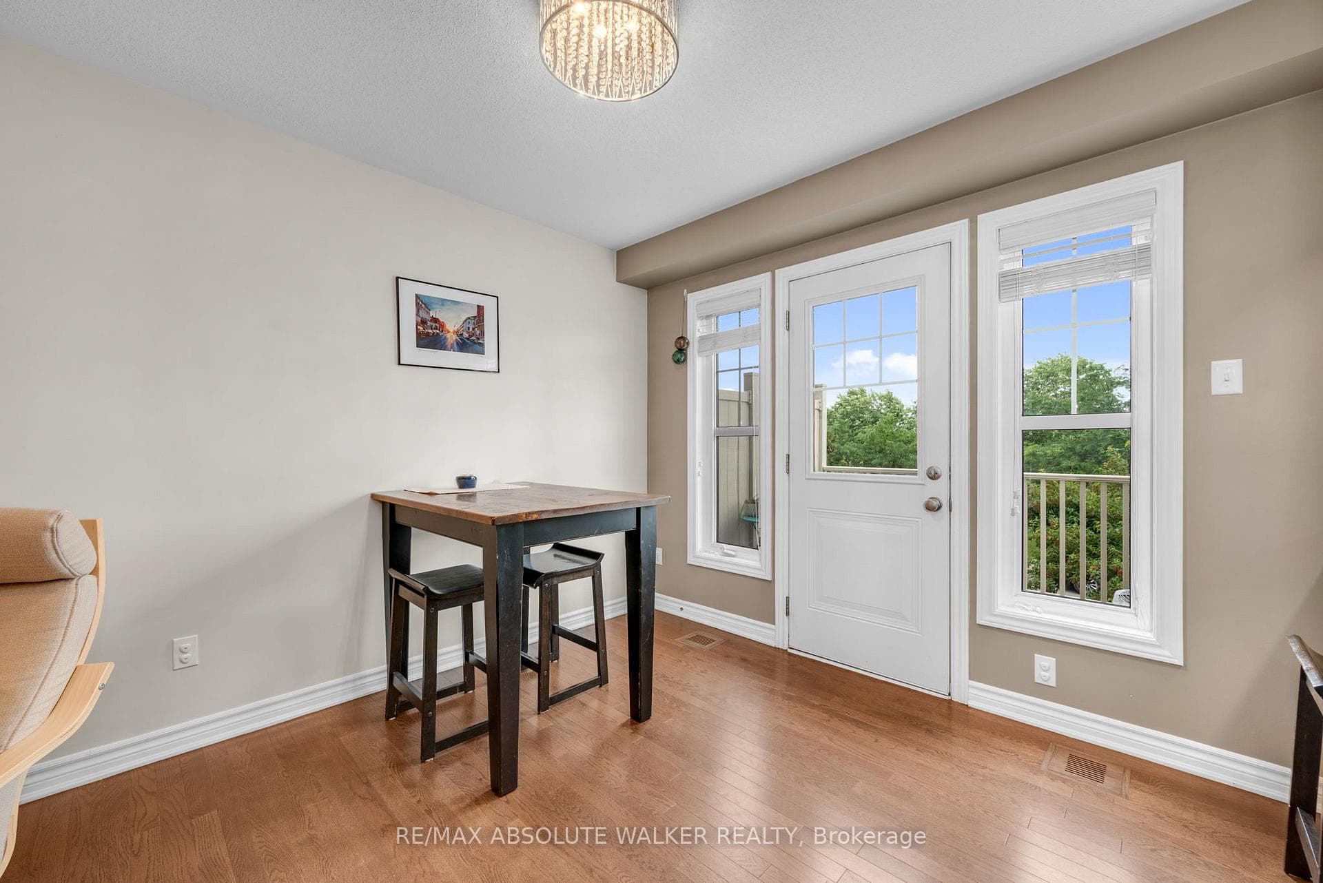 156 Sunshine Crescent photo 8