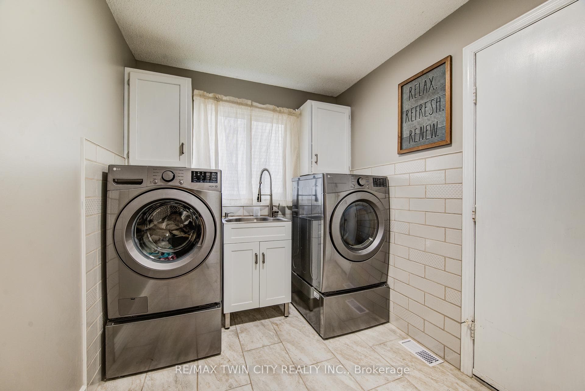 295 Wiltshire Place photo 18