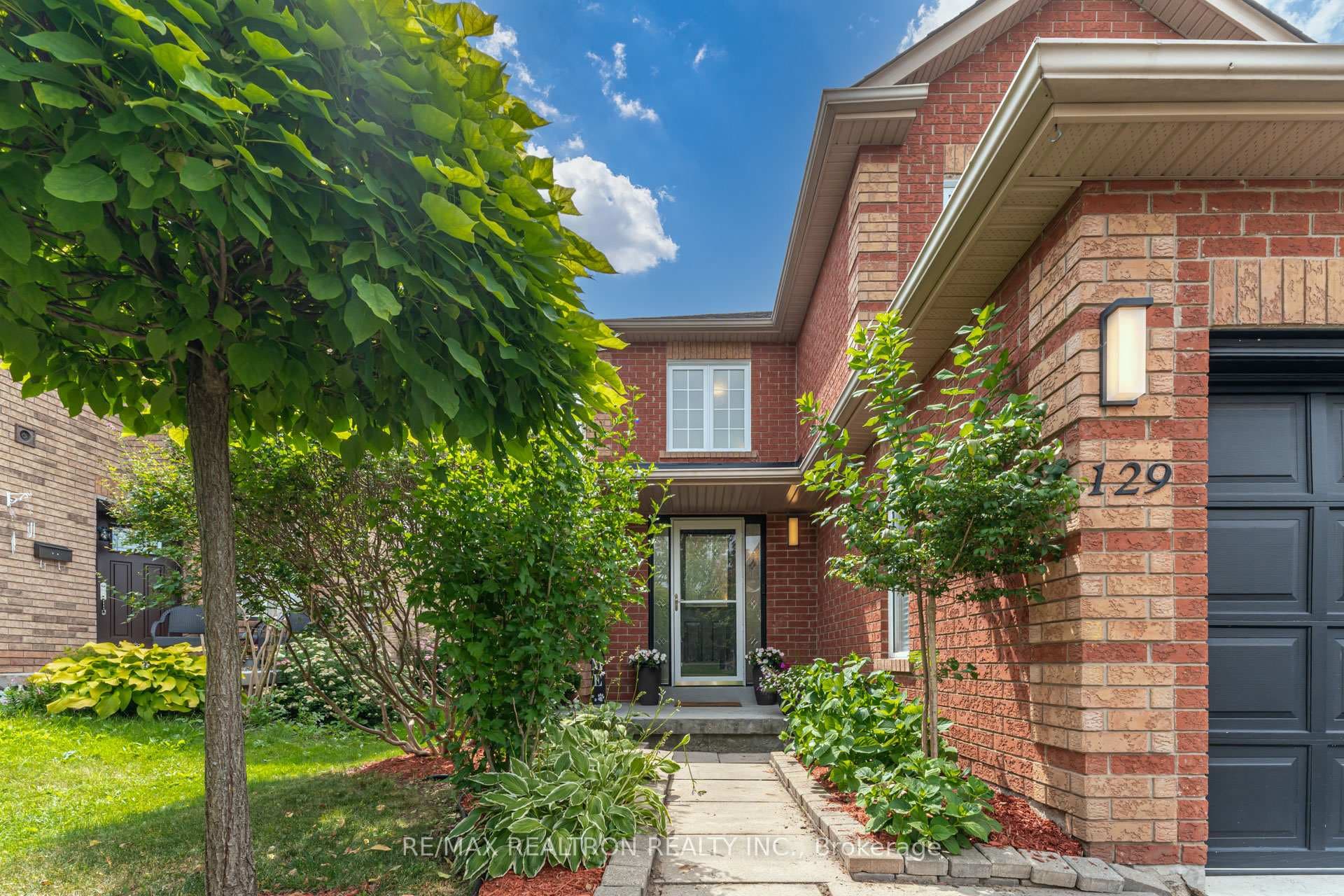 129 Mowat Crescent photo 2