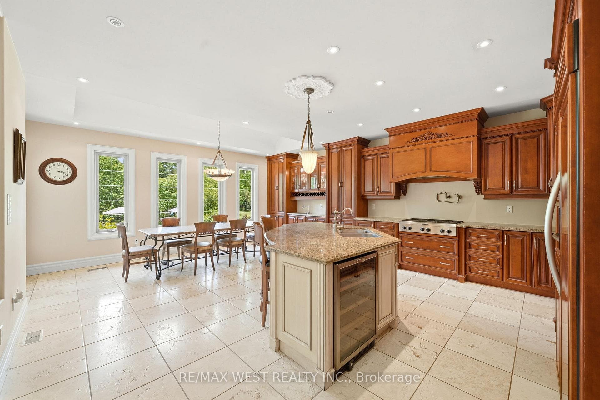 2 Kingswood Drive photo 7
