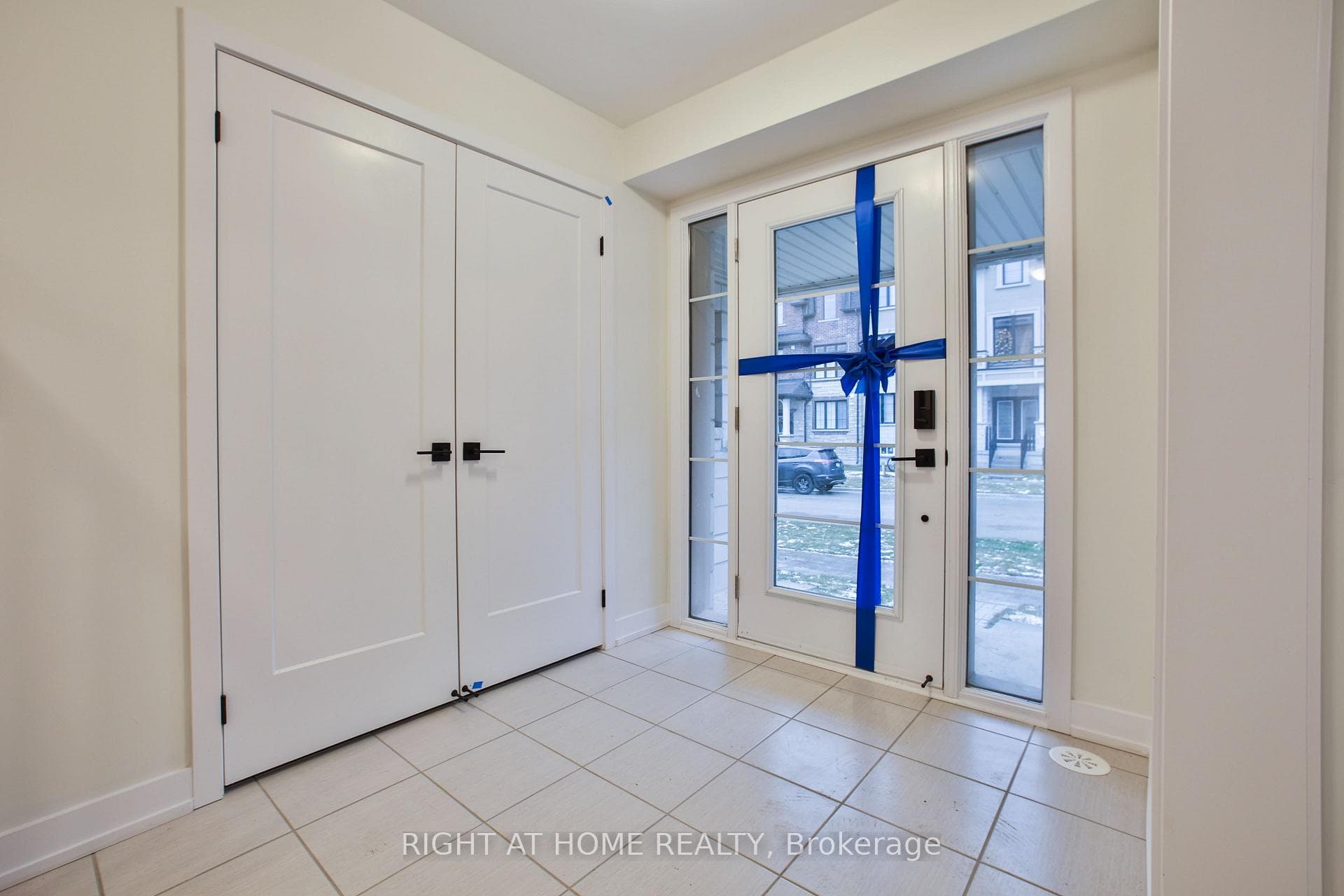 11 Guardhouse Crescent photo 3