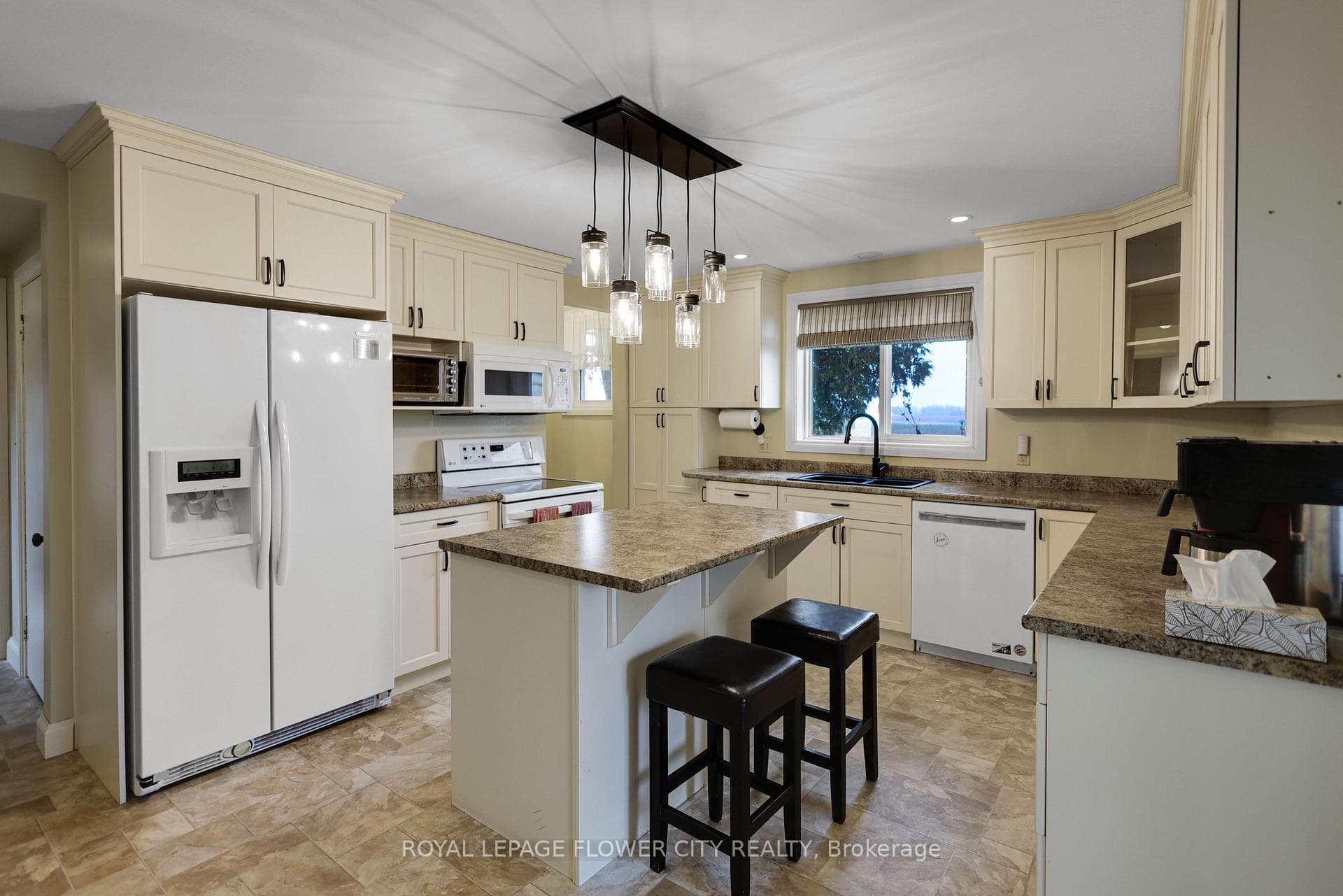 465004 Curries Road photo 1