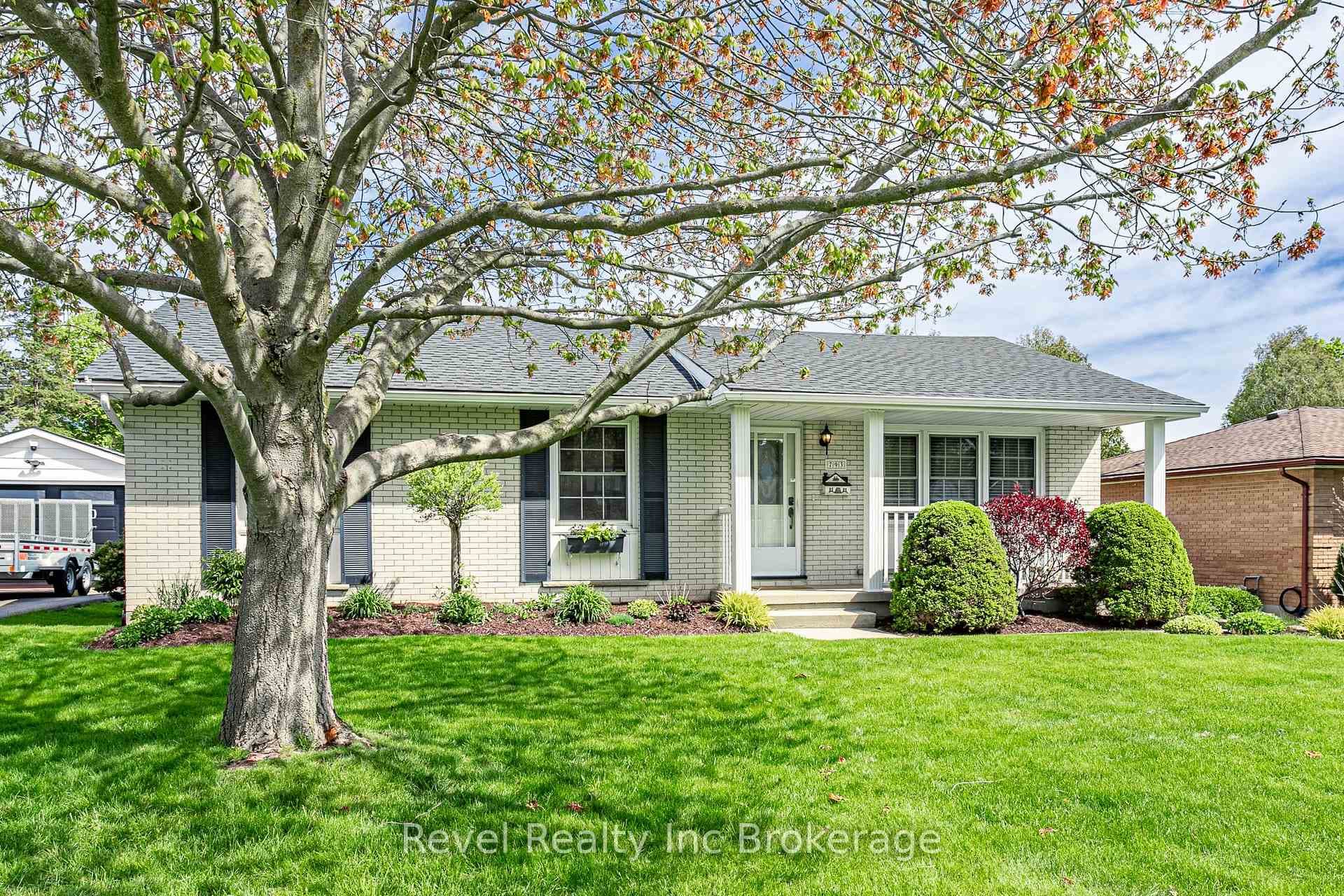 793 Gladstone Drive photo 2