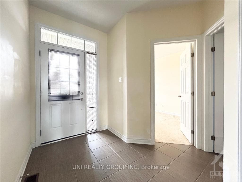 228 PONDVIEW Crescent photo 3