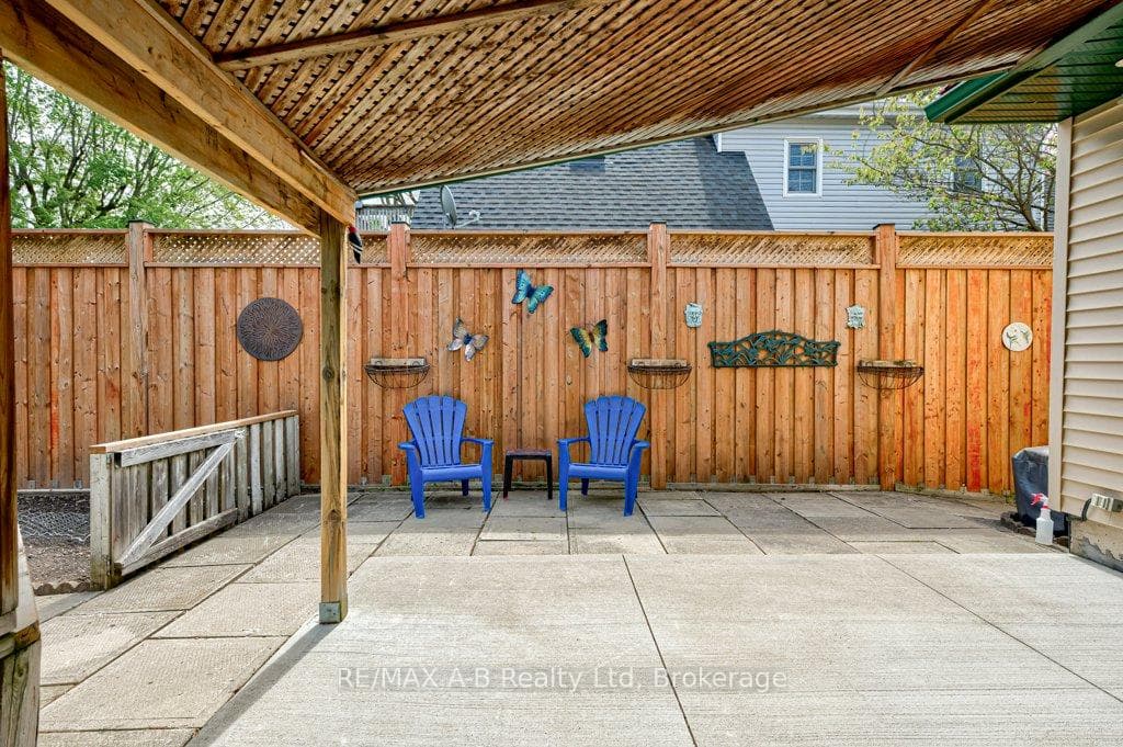 304 Douglas Street photo 40