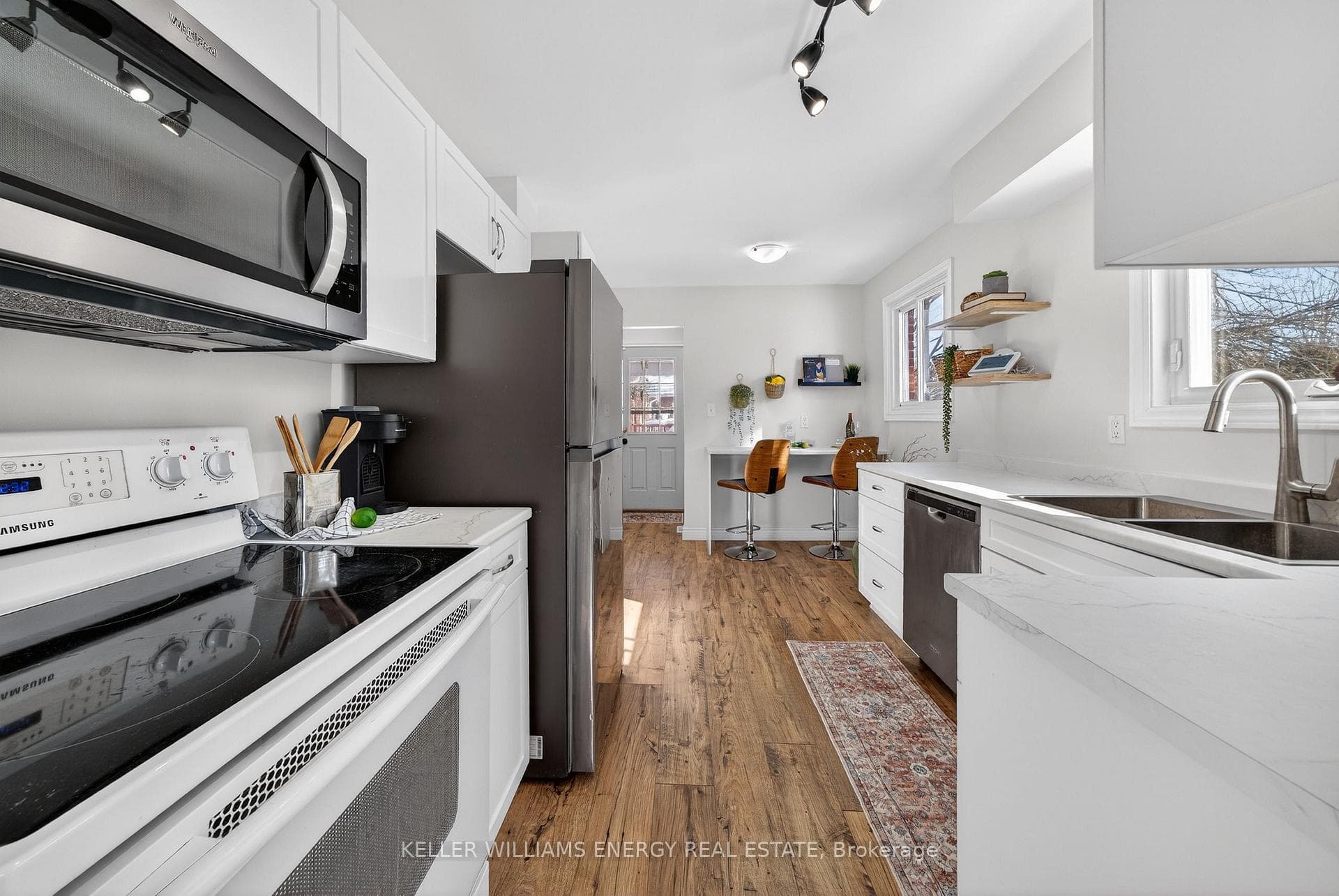 40 Robertson Lane photo 13