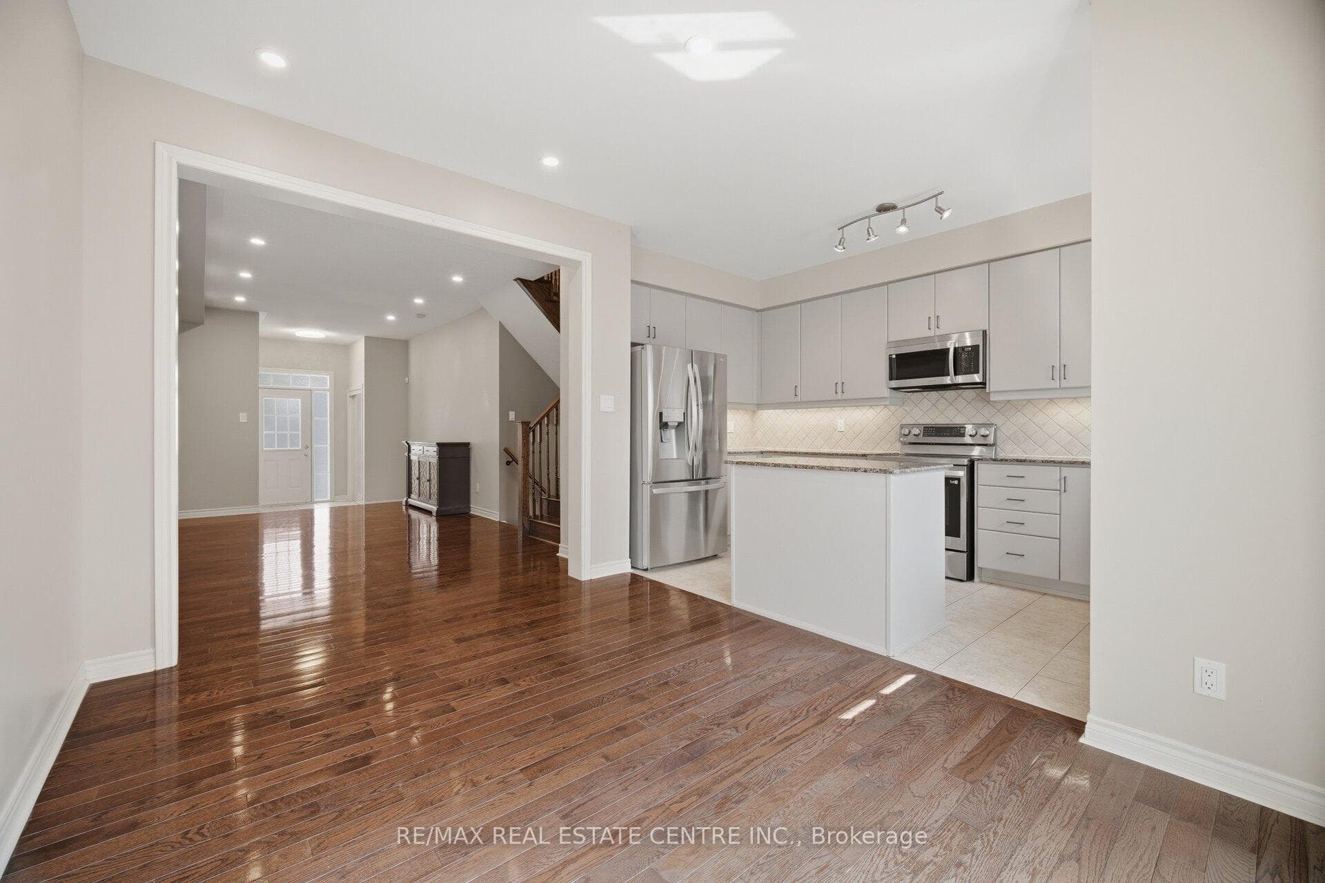 366 Hobbs Crescent photo 14