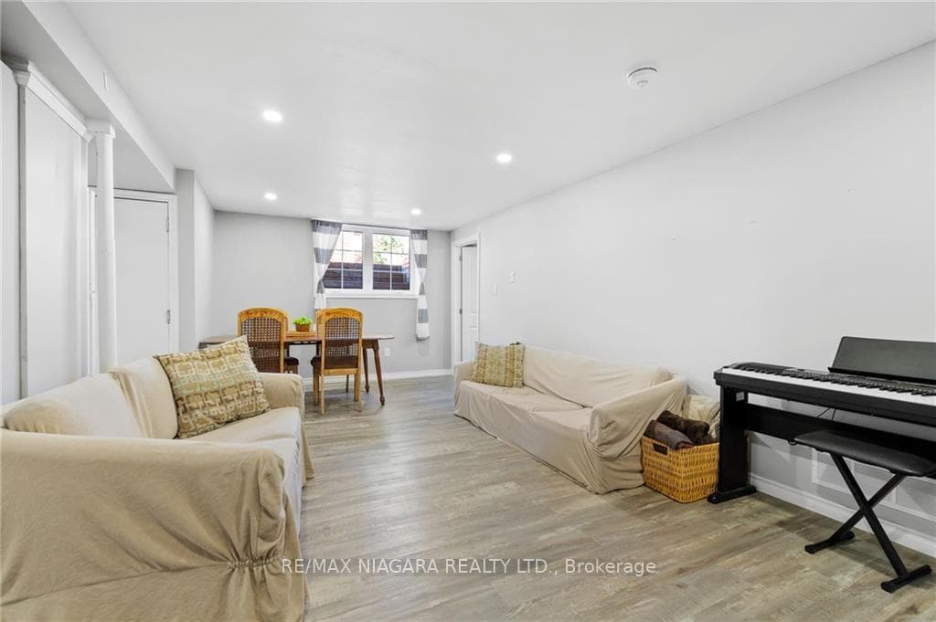 83 Wellington Street photo 16