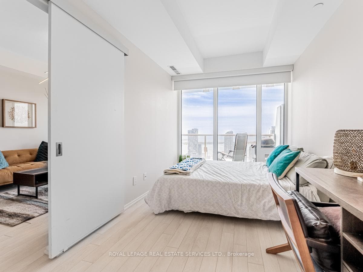 197 Yonge Street Unit 5807 photo 21