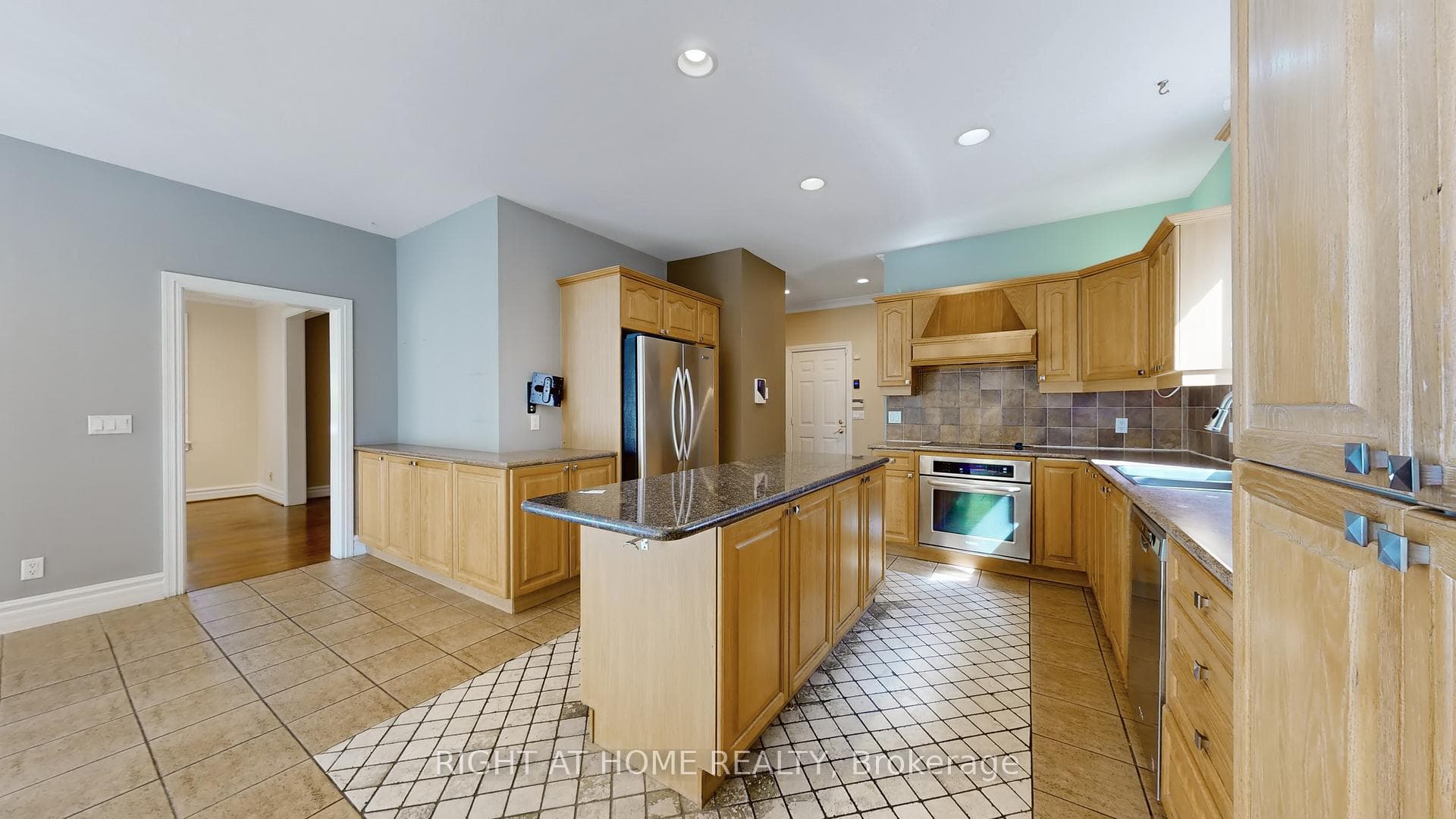 225 Kingsdale Avenue photo 3