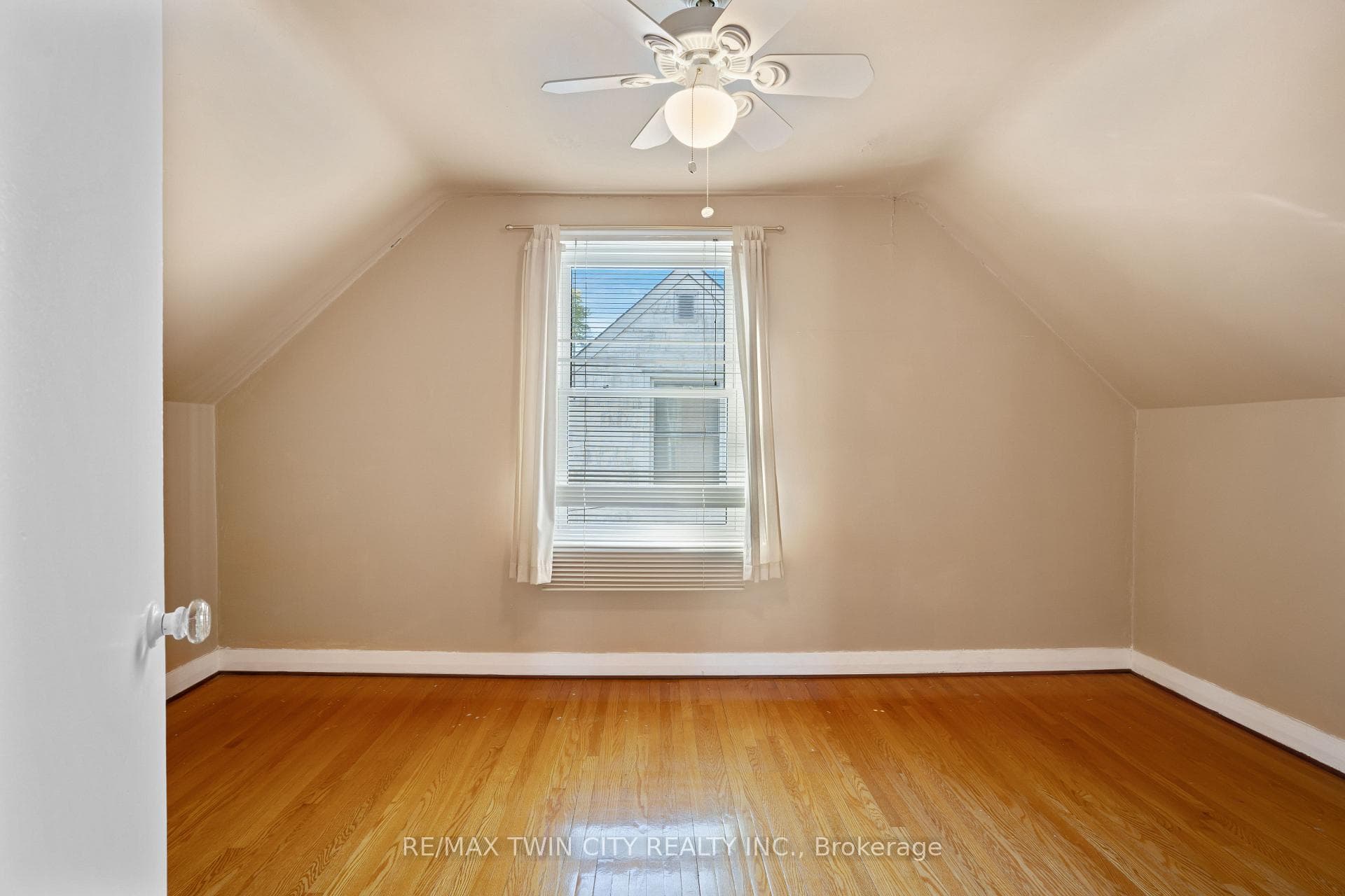 70 Roxborough Avenue photo 16