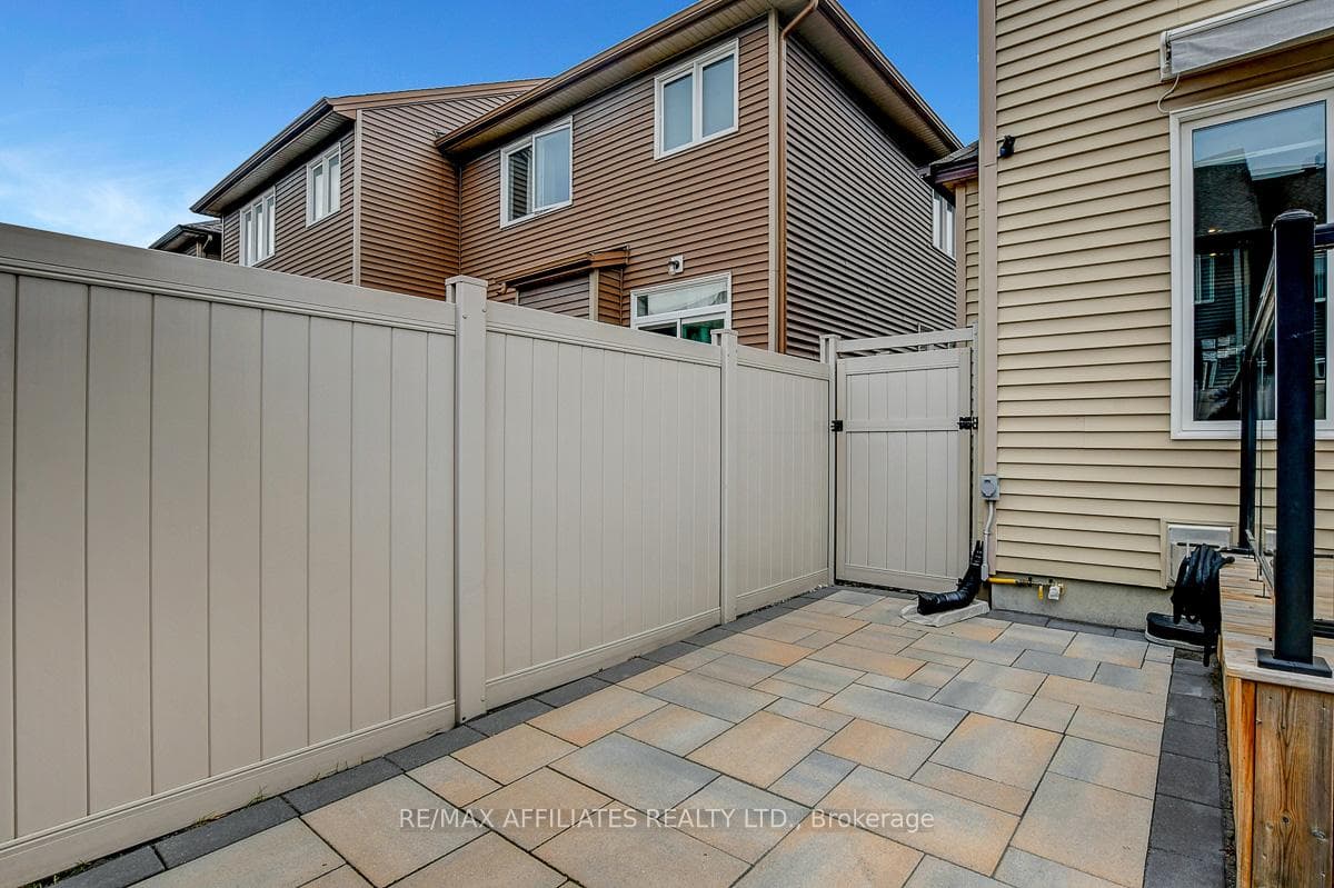 228 Fergus Crescent photo 41