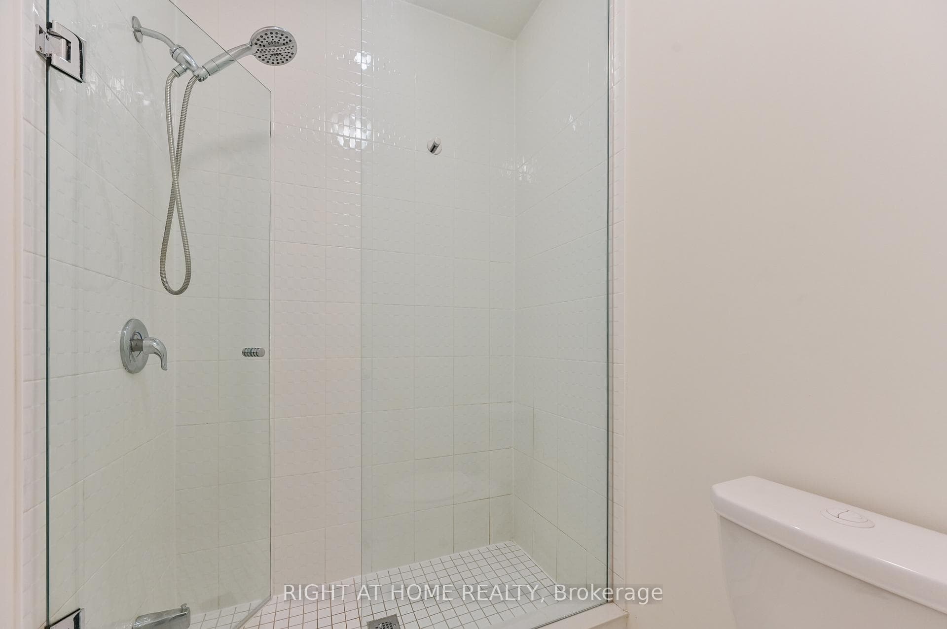 80 Conarty Crescent photo 23
