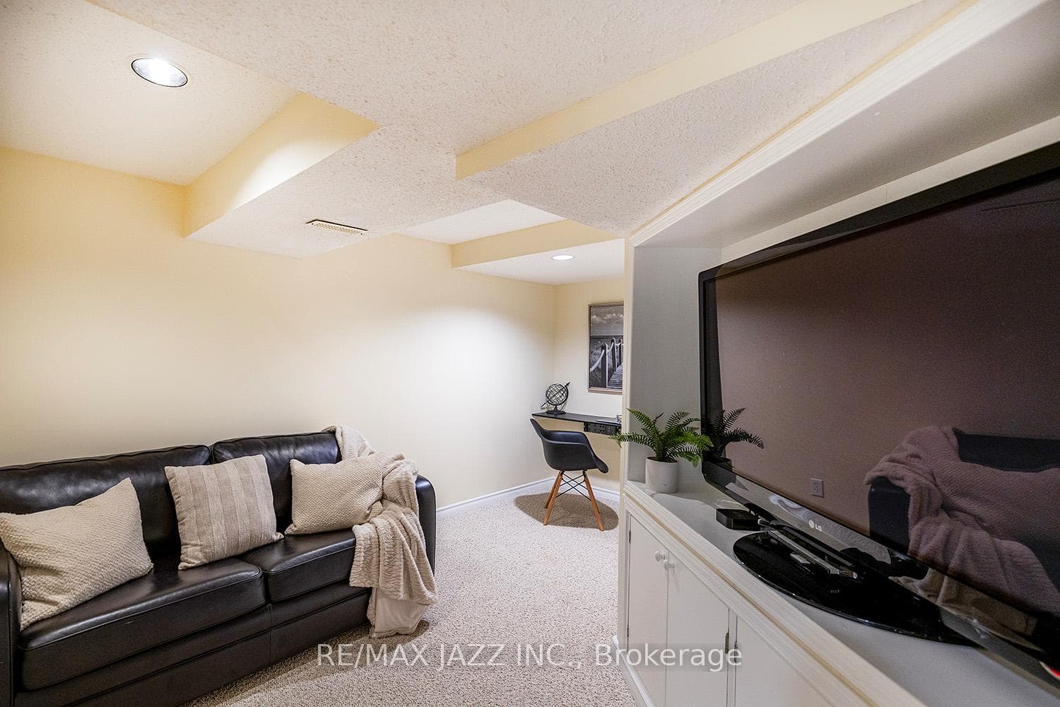 136 Wilkins Crescent photo 23