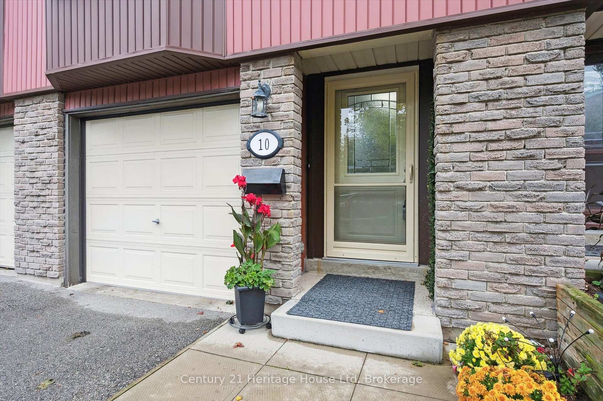 2 Worton Avenue Unit 10 photo 4