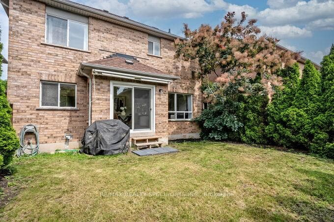 1493 Derby County Crescent photo 41