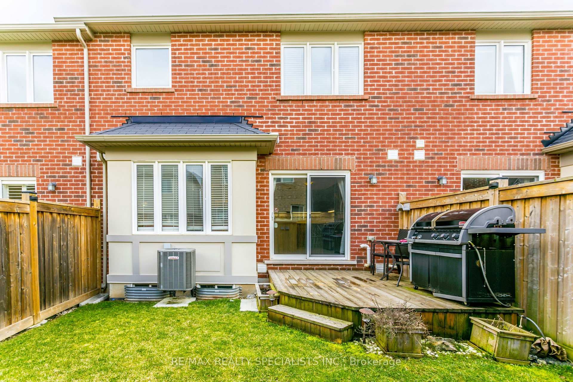 225 MORTIMER Crescent photo 36