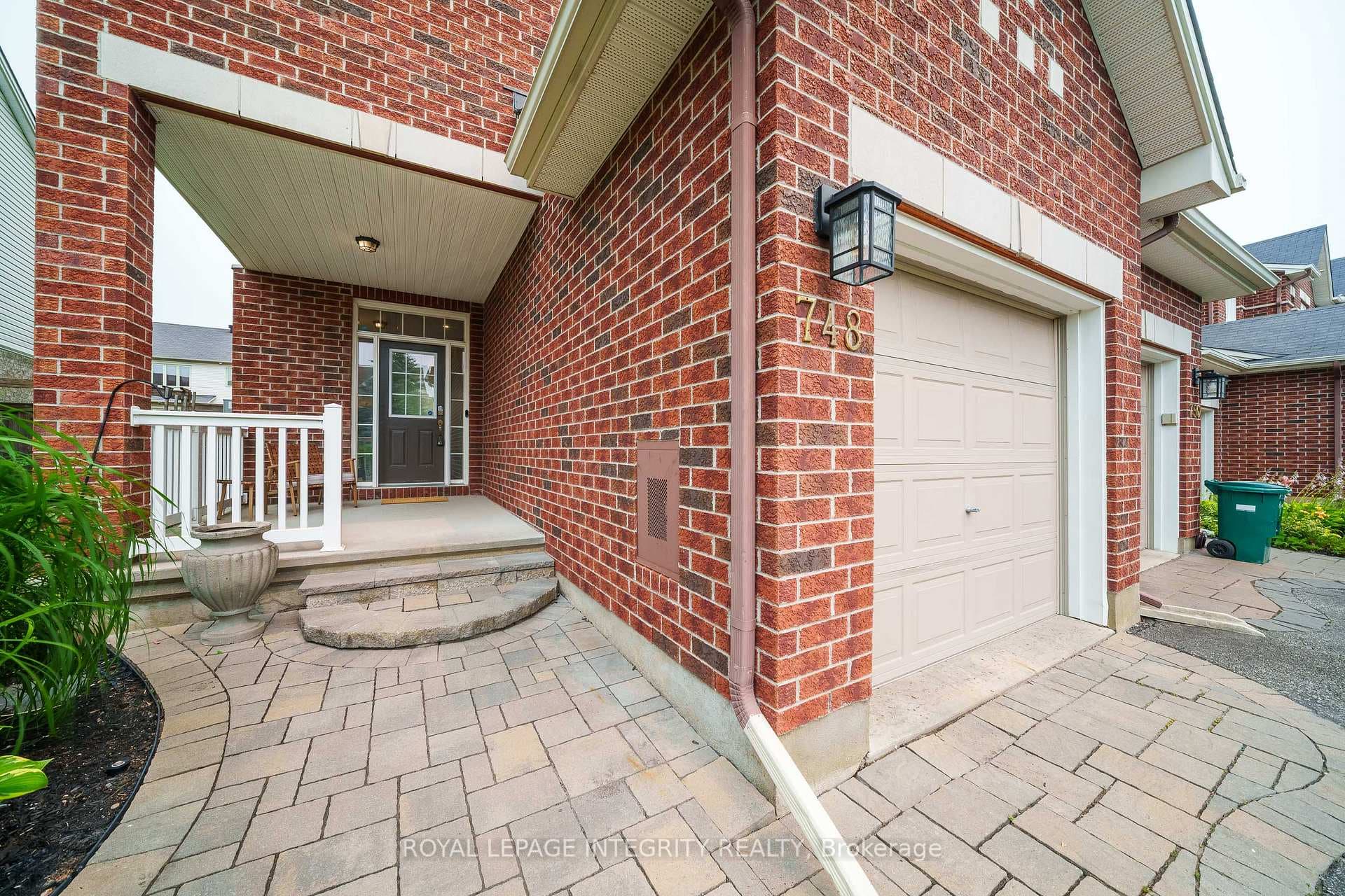 748 Bowercrest Crescent photo 3