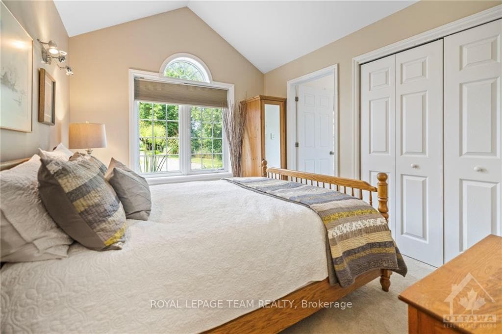 7009 RIDEAU VALLEY Drive photo 18
