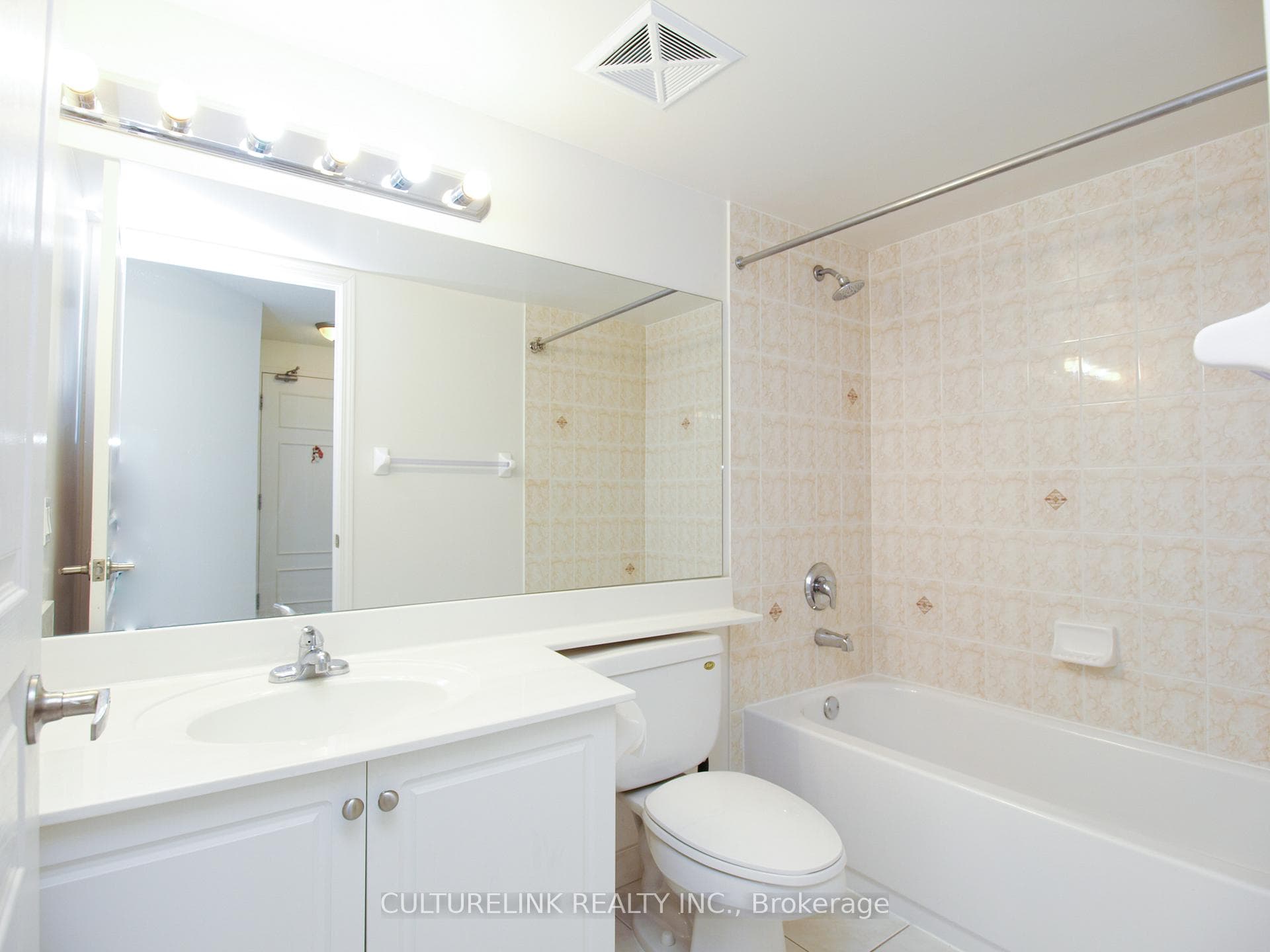310 Red Maple Road Unit 814 photo 11