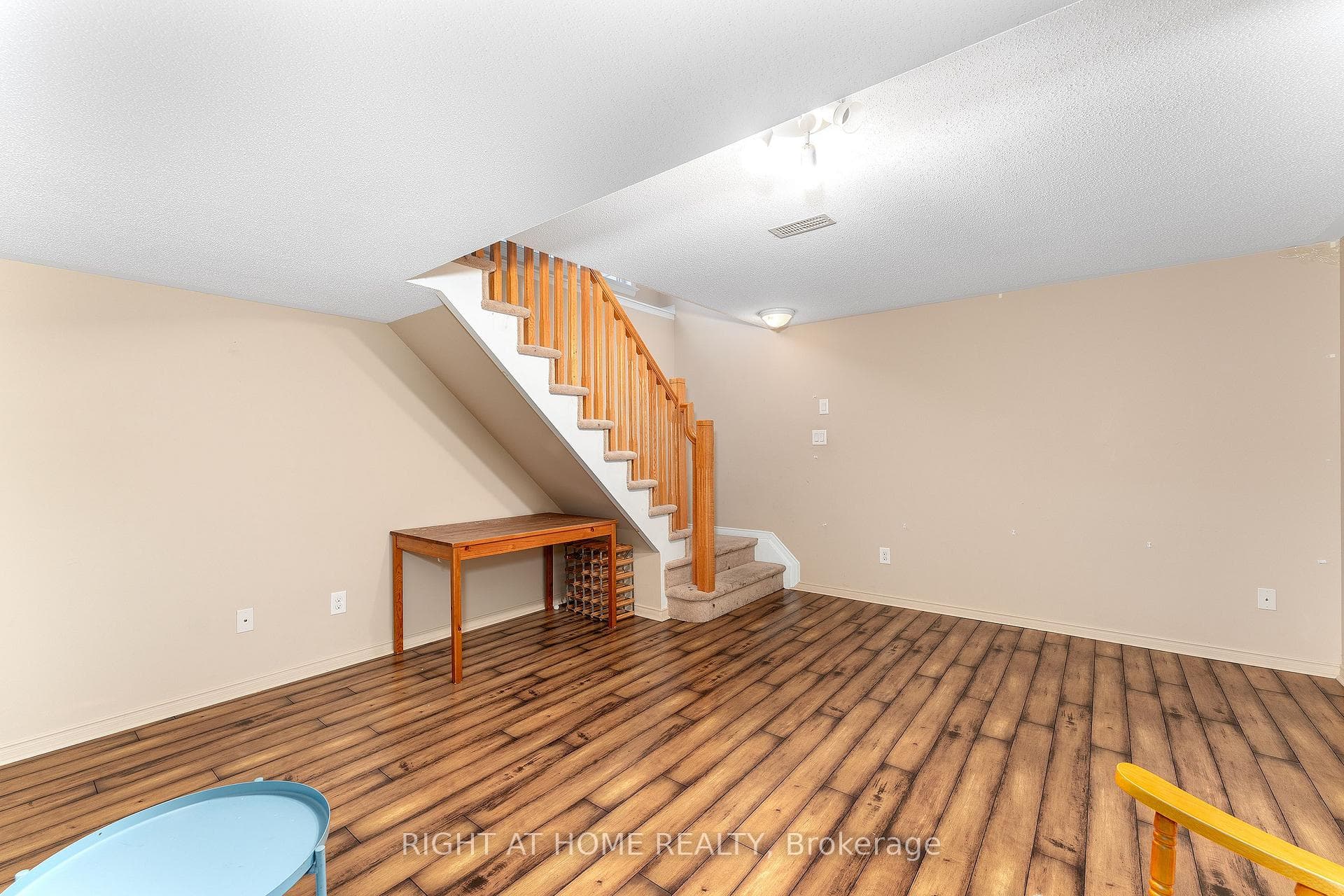 549 Ashbourne Crescent photo 32