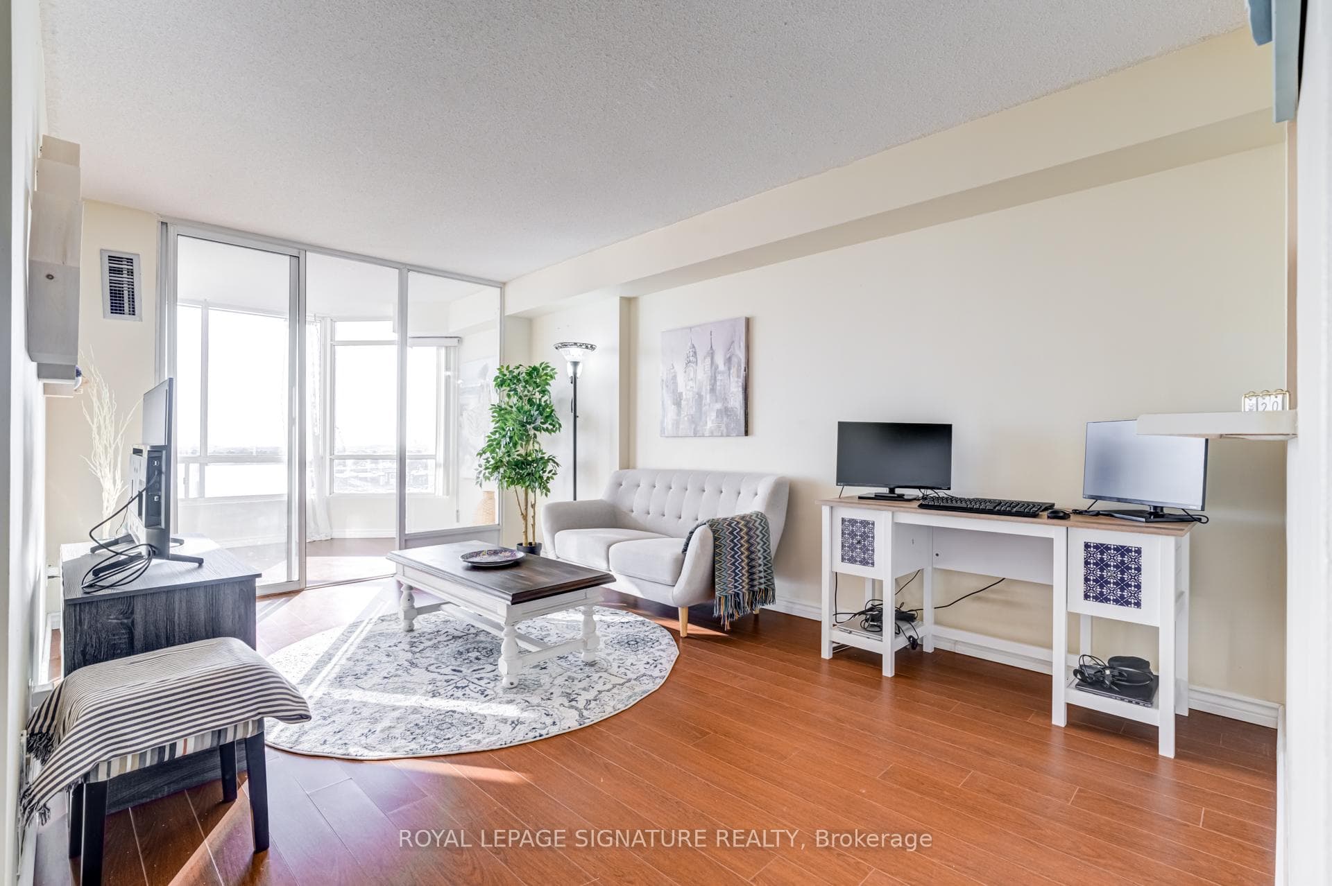 26 Hanover Road Unit 904 photo 1