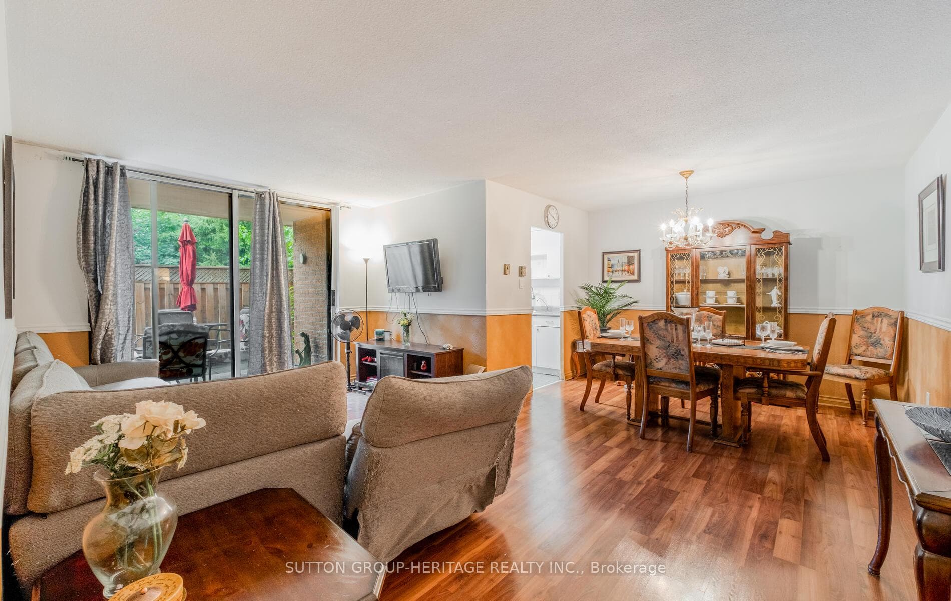 upgraded floors, dining/livingroom