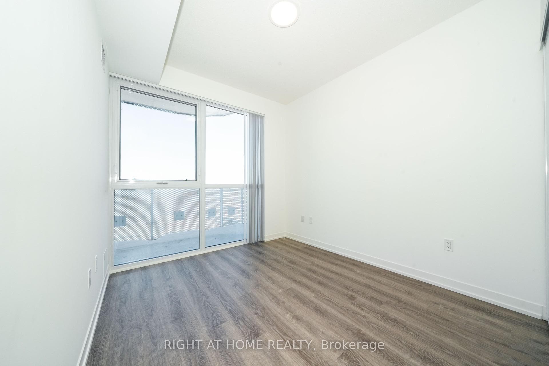 8 Interchange Way Unit 5605 photo 2