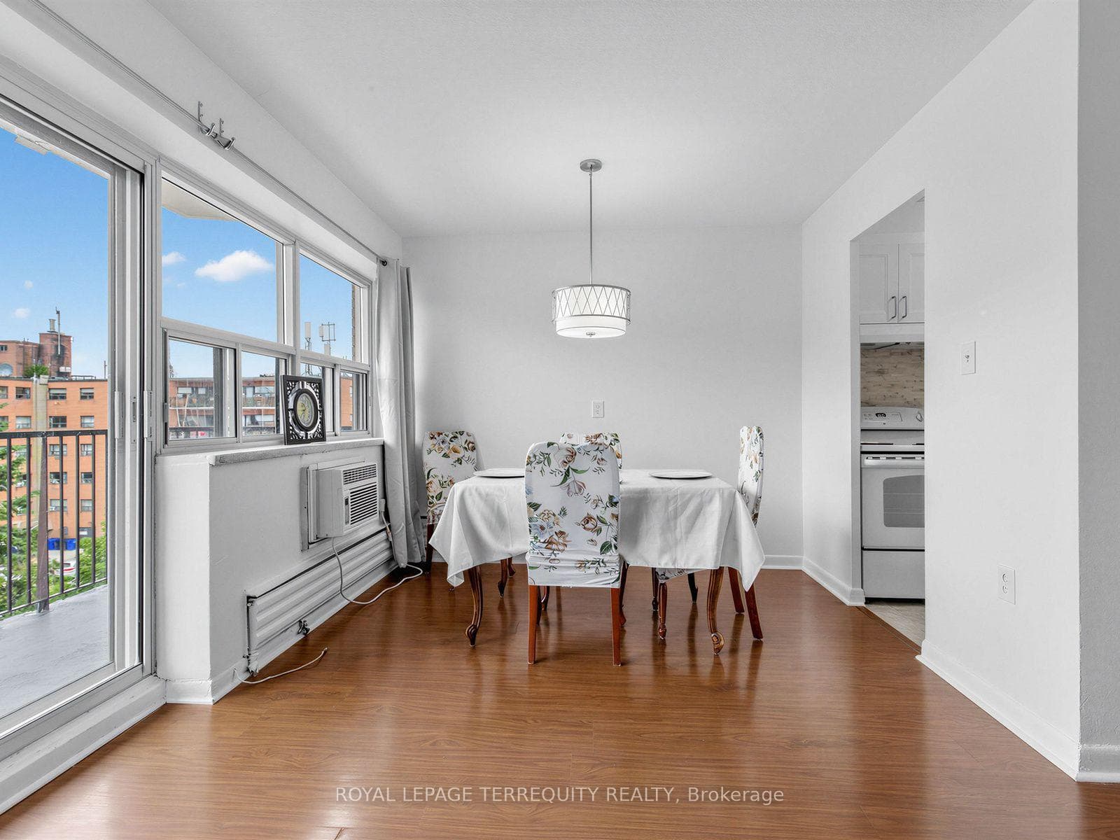 8 Kingsbridge Court Unit 404 photo 6
