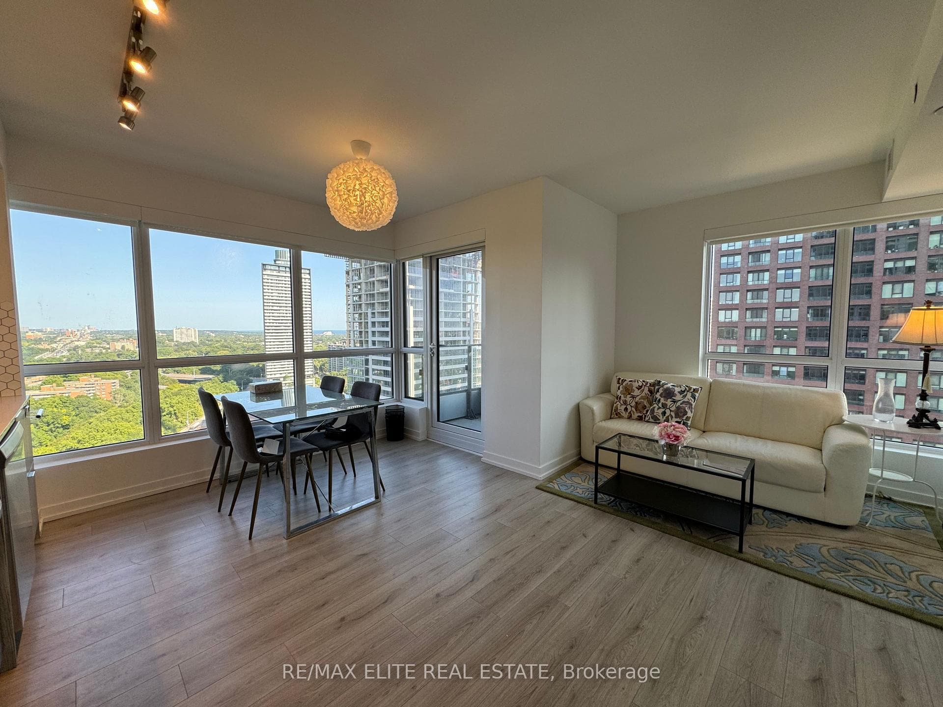 395 Bloor Street Unit 1811 photo 5