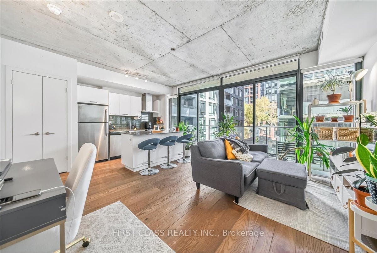95 Bathurst Street Unit 317 photo 3