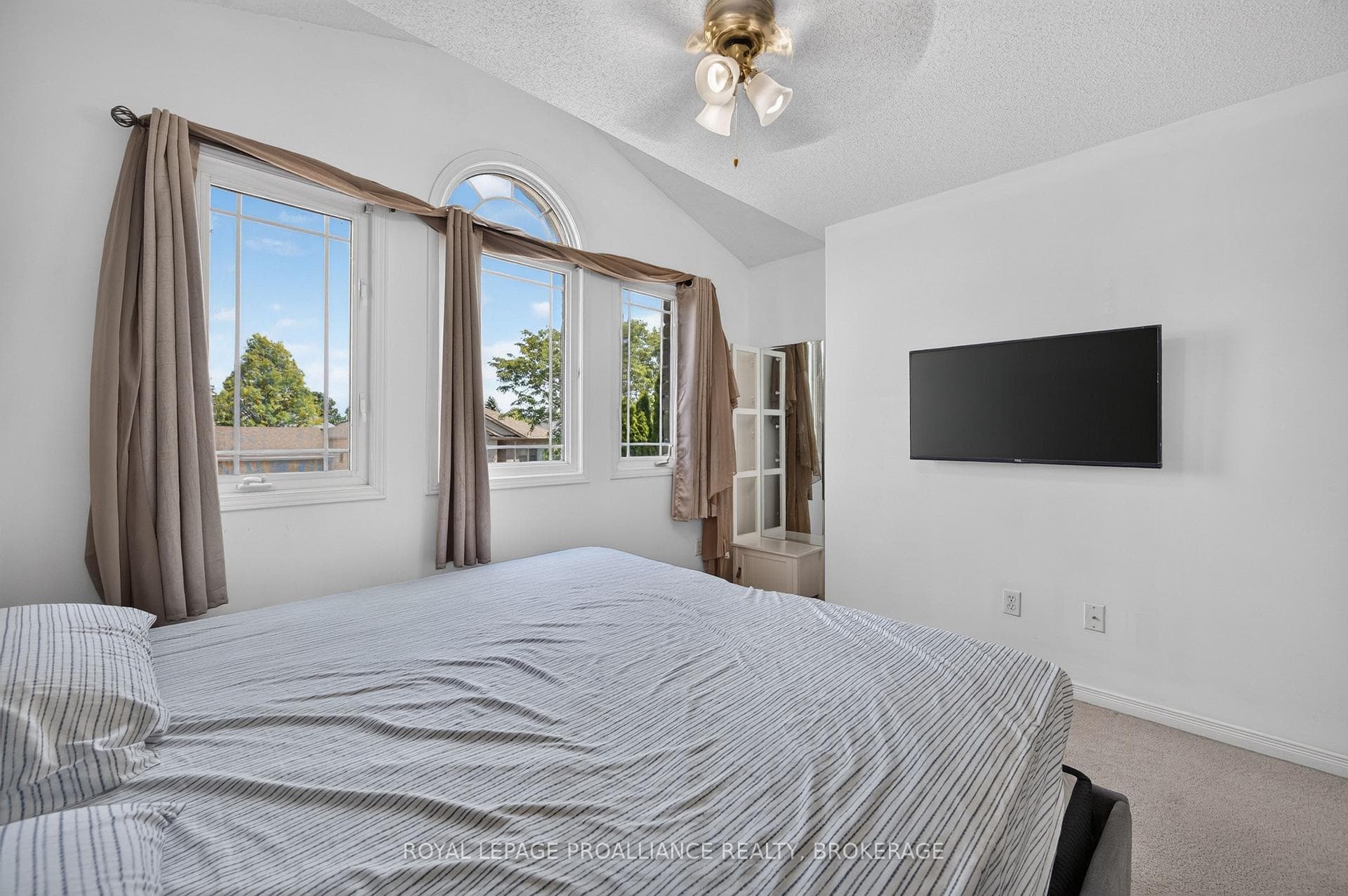 445 Maureen Street photo 26
